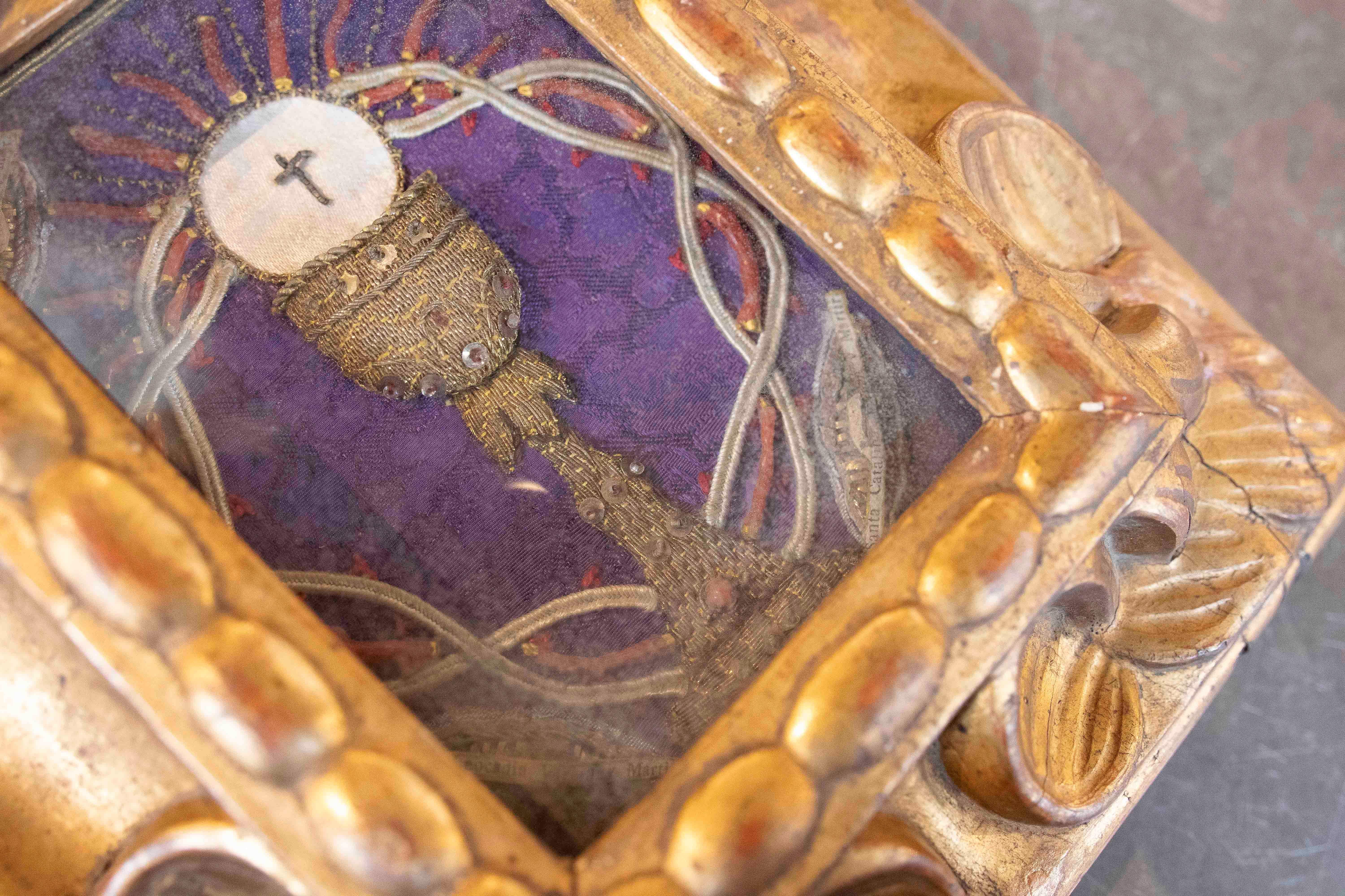 Reliquaire sacré du 18e siècle avec chalice et host consécuté dans un cadre sculpté et doré en vente 3