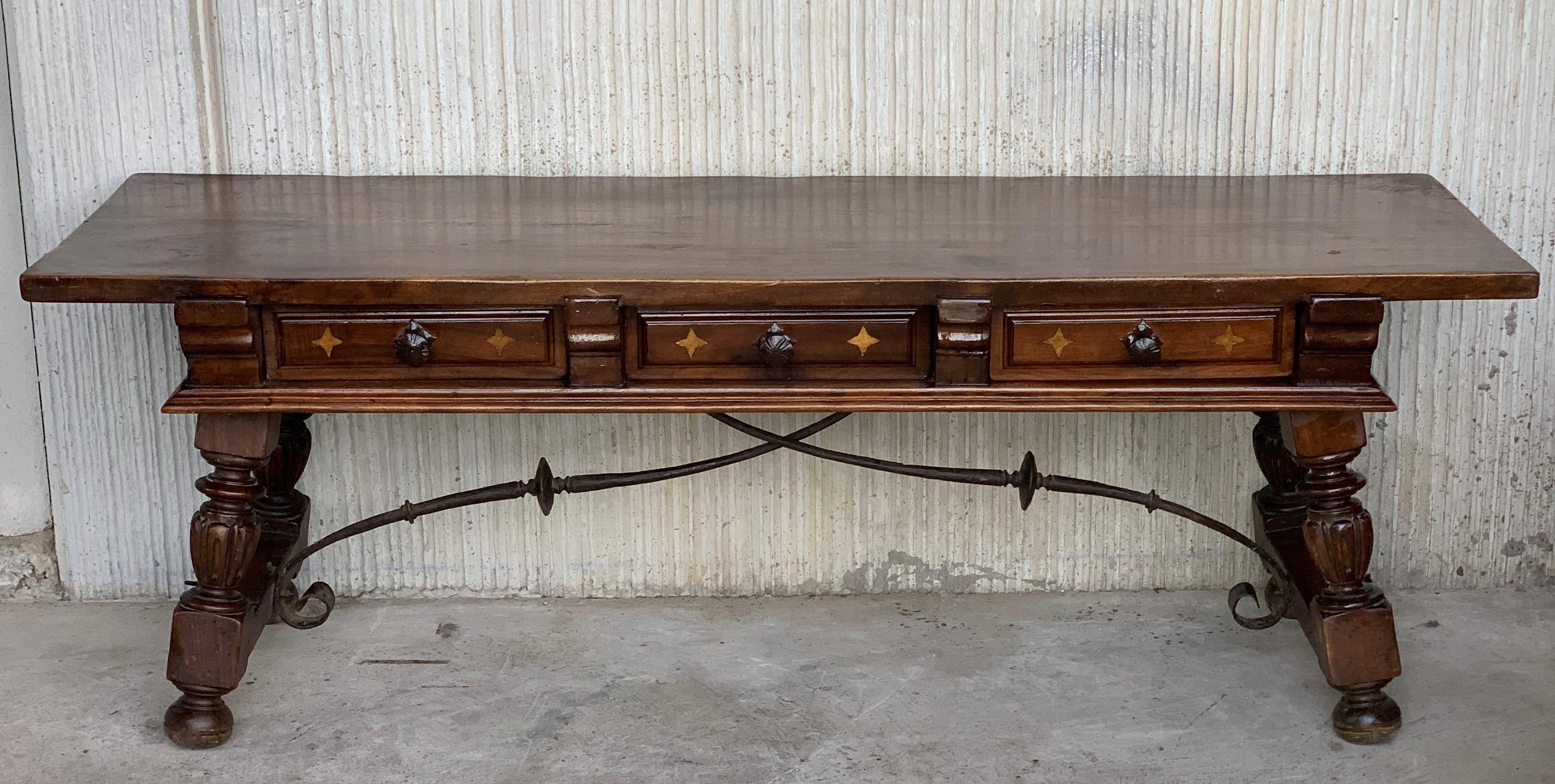 18th Spanish bench or low console table with marquetry drawers
Original iron pull hardware and iron stretcher
That back has the same picture than the front (without drawers).