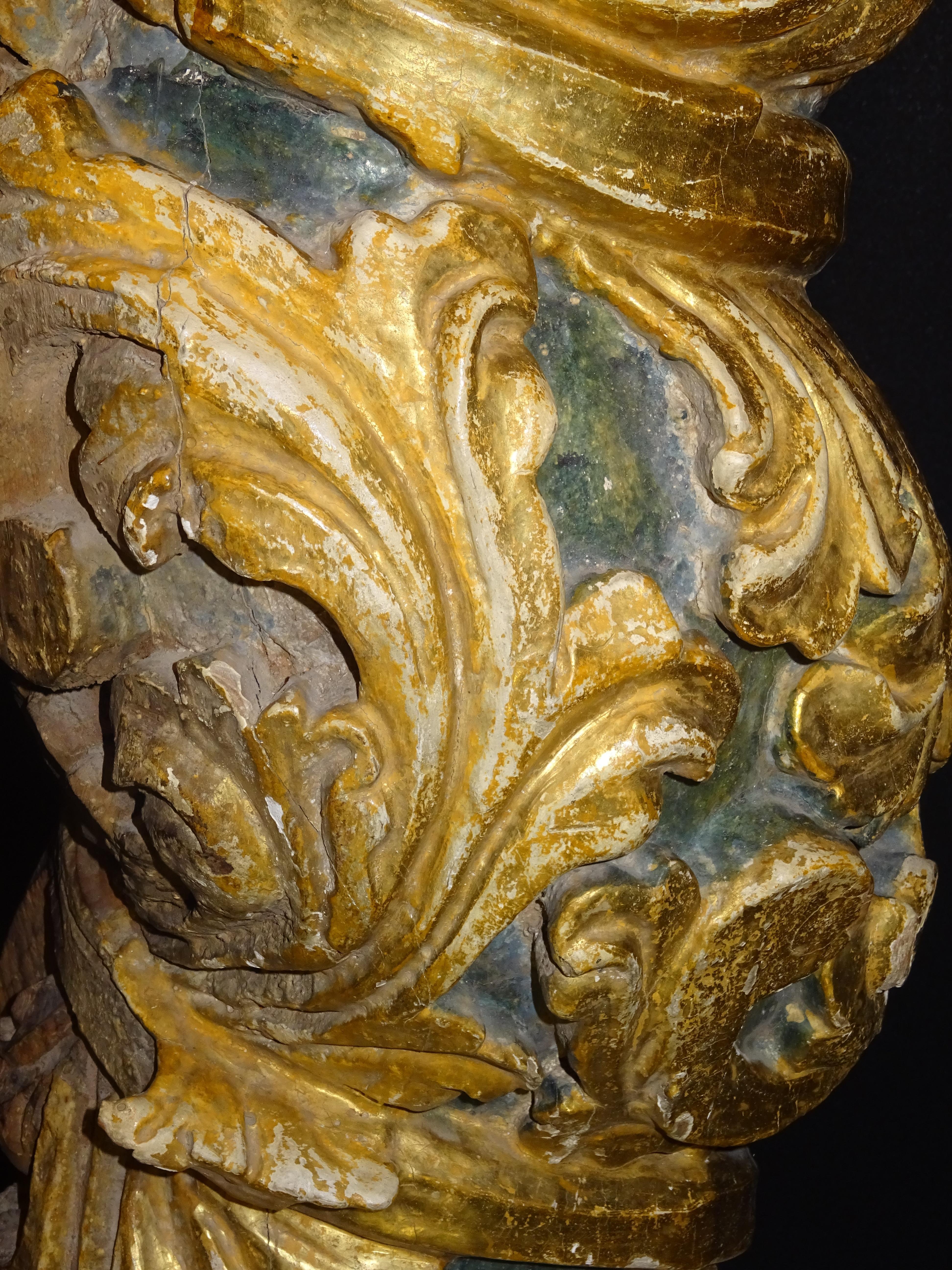 colonne solomonique baroque espagnole du 18e siècle sculptée:: en or et en bois polychrome en vente 2
