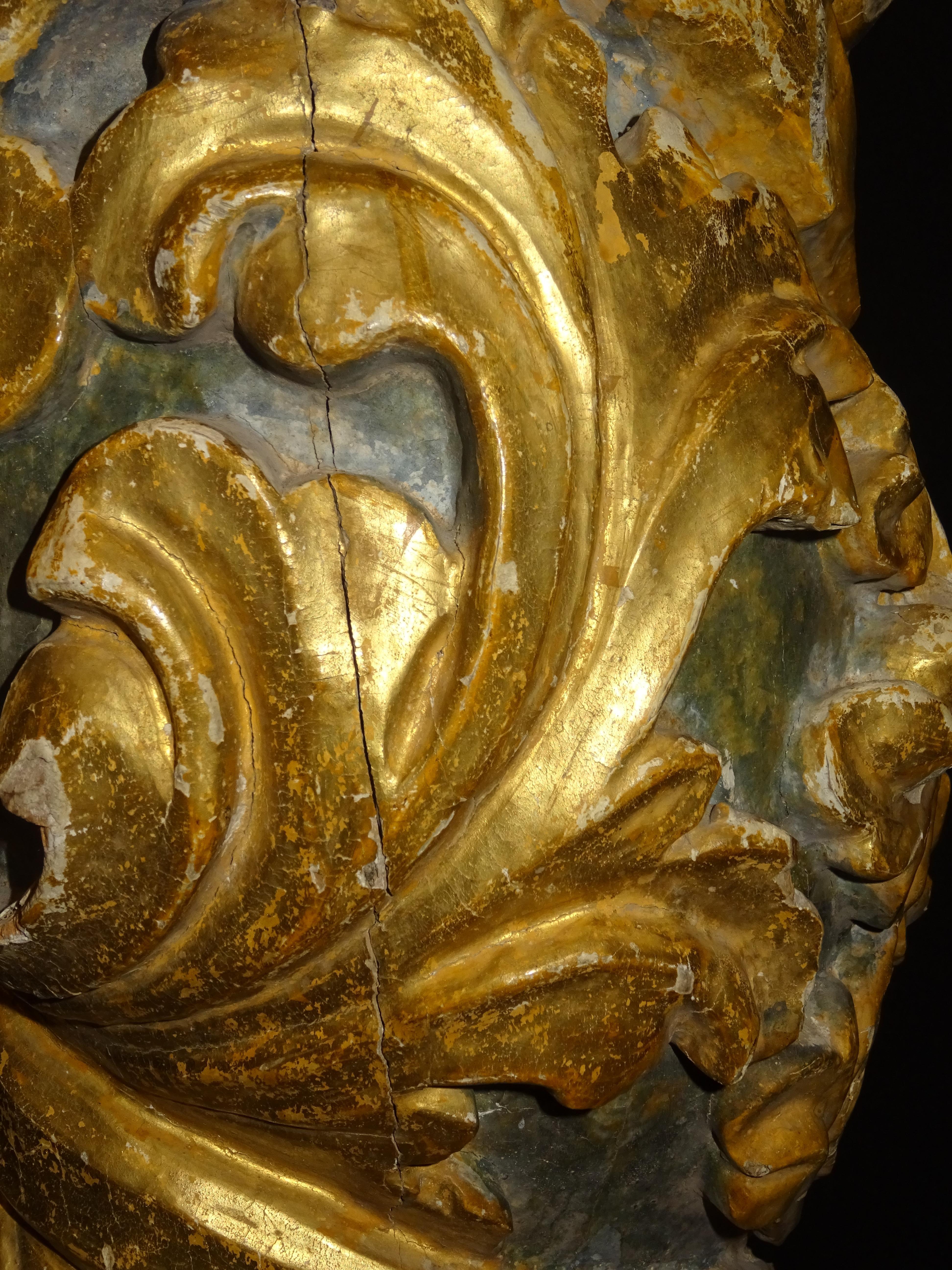 colonne solomonique baroque espagnole du 18e siècle sculptée:: en or et en bois polychrome en vente 5