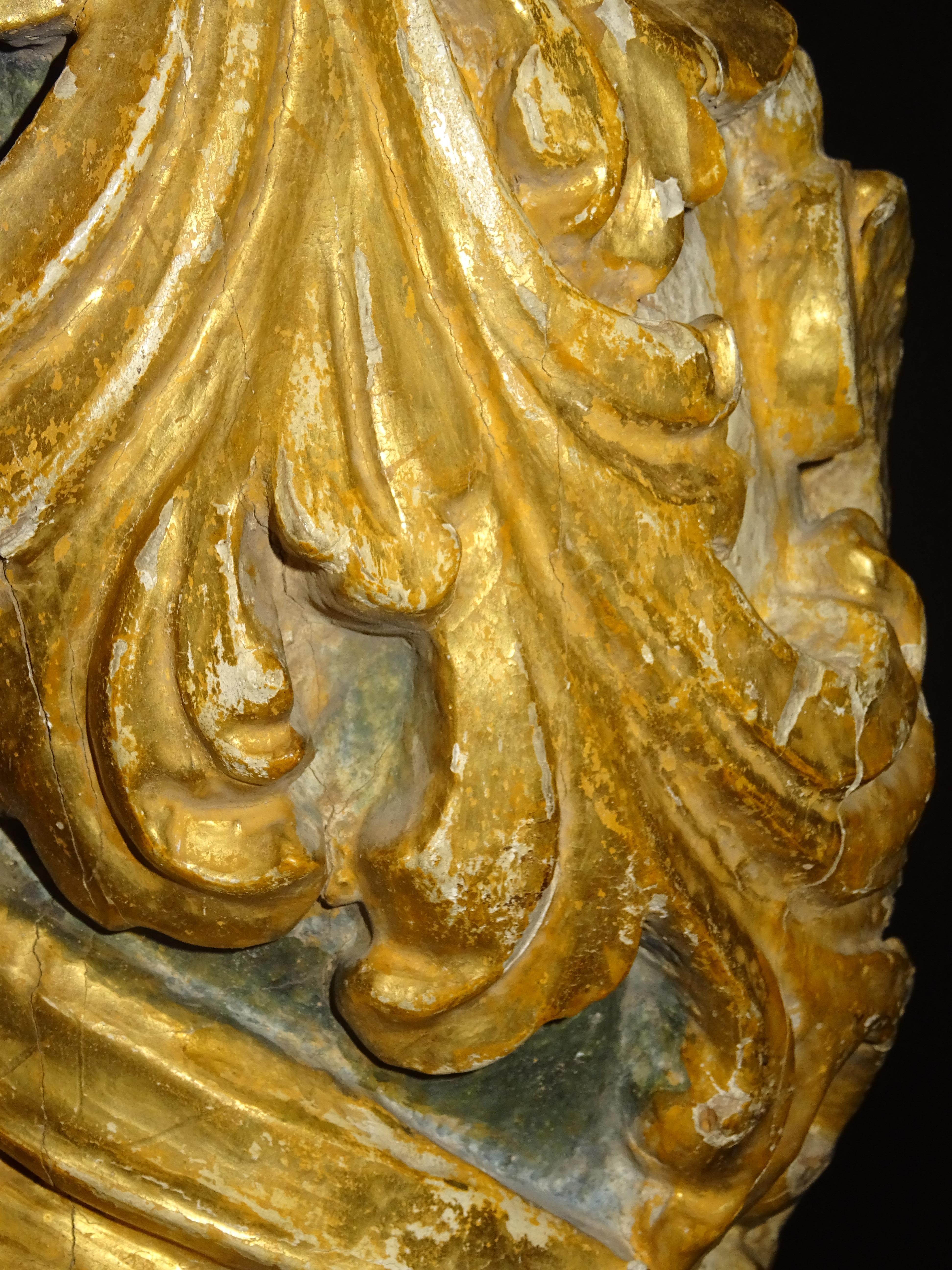 colonne solomonique baroque espagnole du 18e siècle sculptée:: en or et en bois polychrome en vente 6