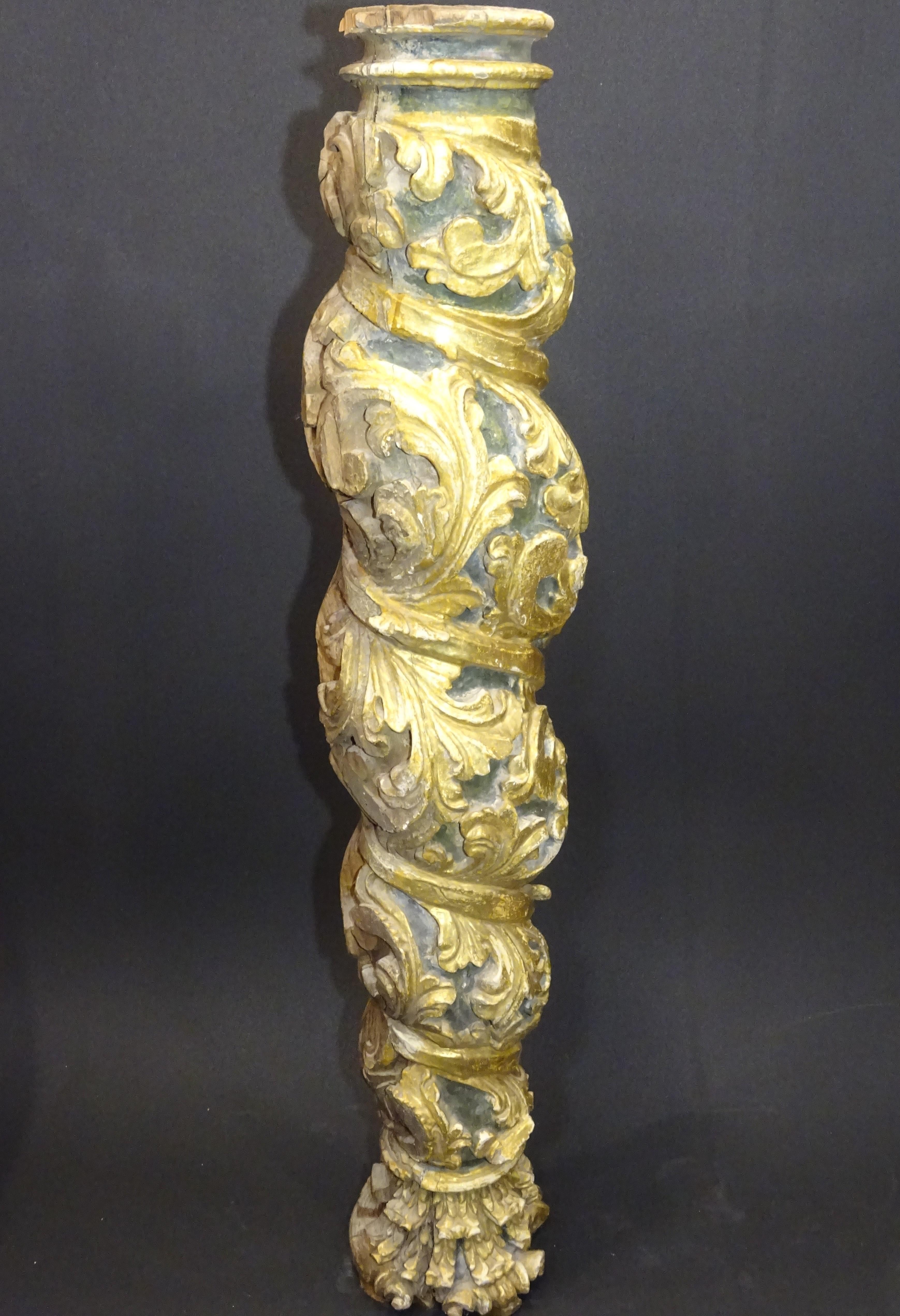 colonne solomonique baroque espagnole du 18e siècle sculptée:: en or et en bois polychrome en vente 9
