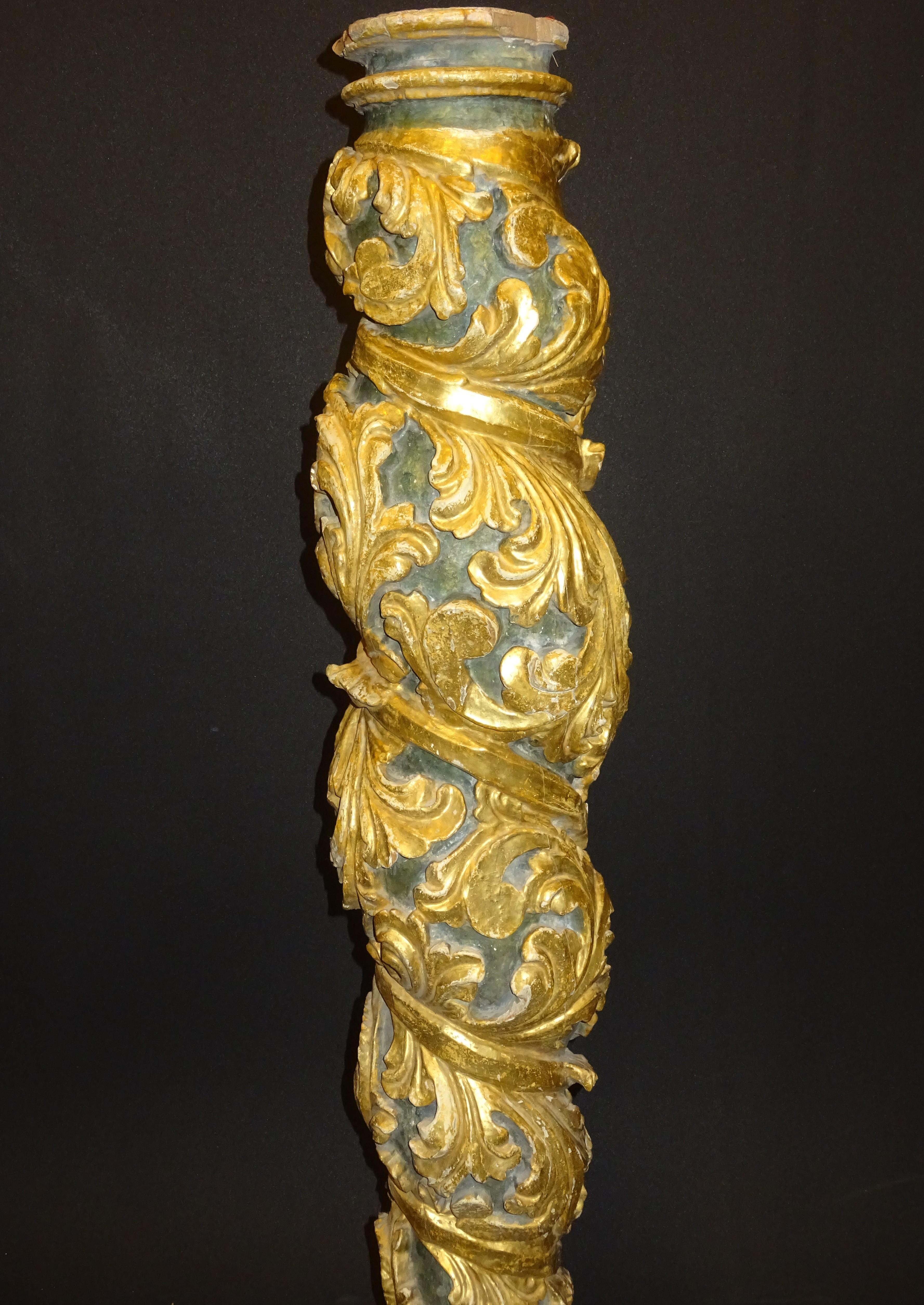Baroque colonne solomonique baroque espagnole du 18e siècle sculptée:: en or et en bois polychrome en vente