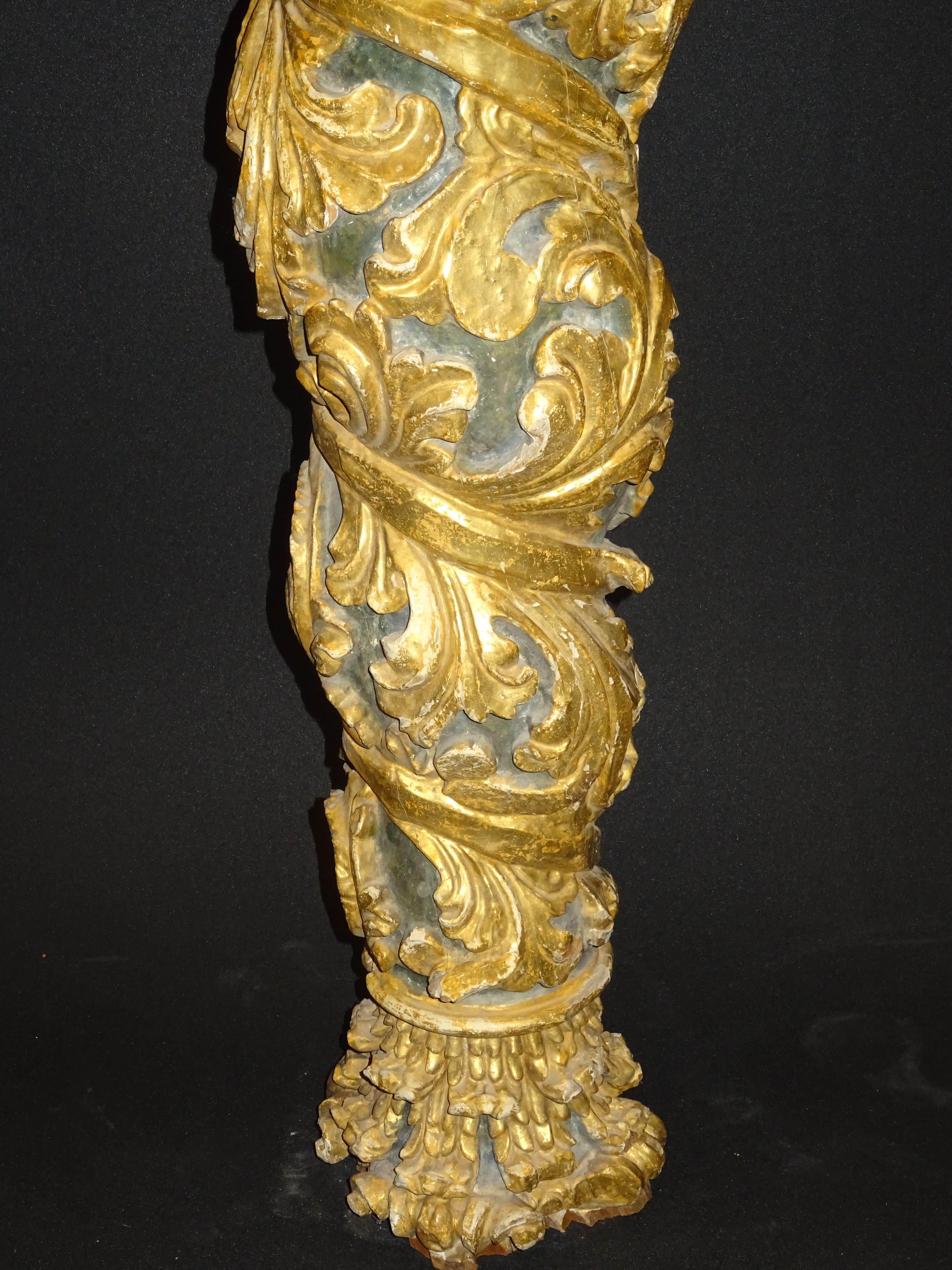 Espagnol colonne solomonique baroque espagnole du 18e siècle sculptée:: en or et en bois polychrome en vente