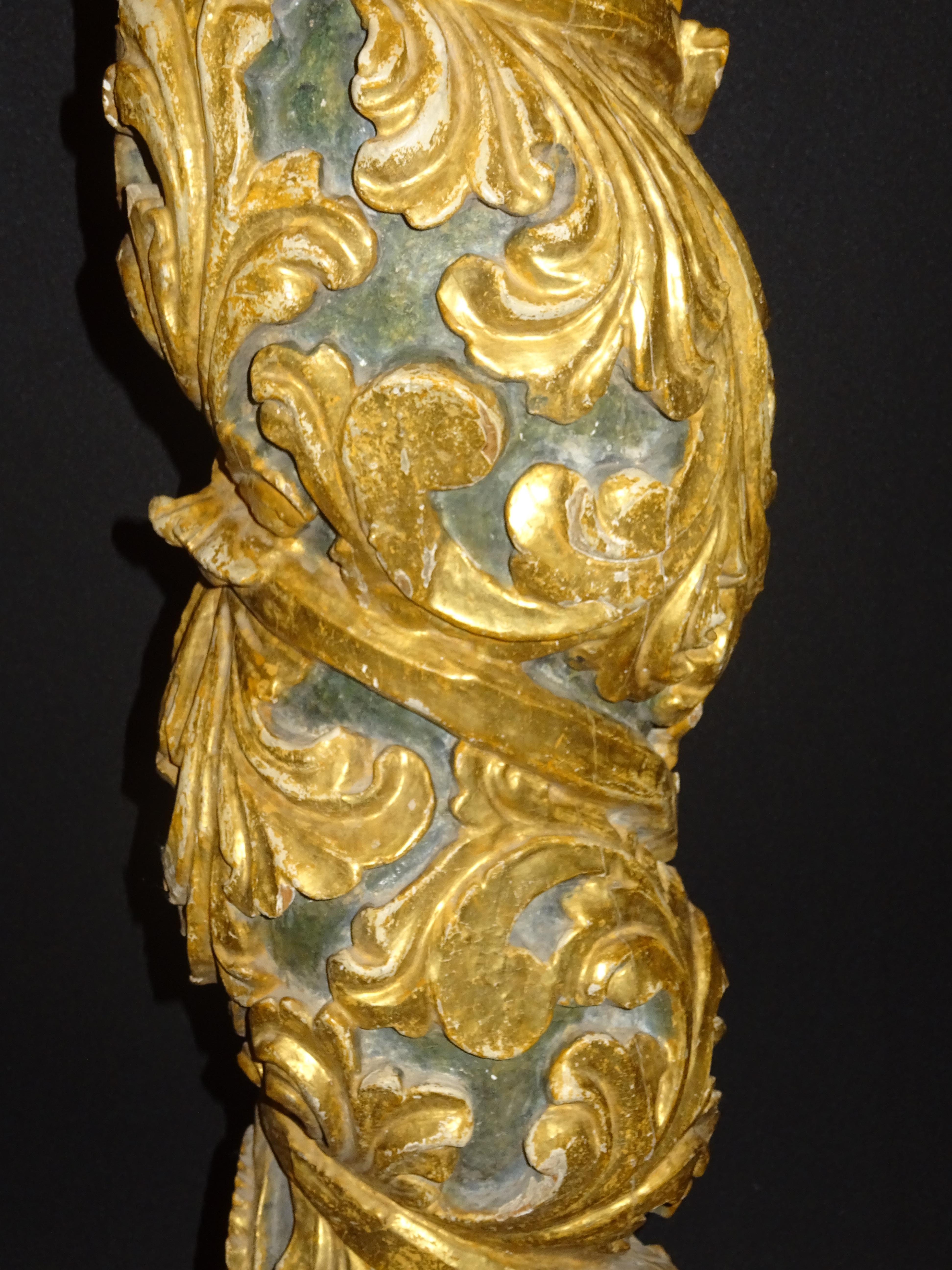 colonne solomonique baroque espagnole du 18e siècle sculptée:: en or et en bois polychrome Bon état - En vente à Valladolid, ES