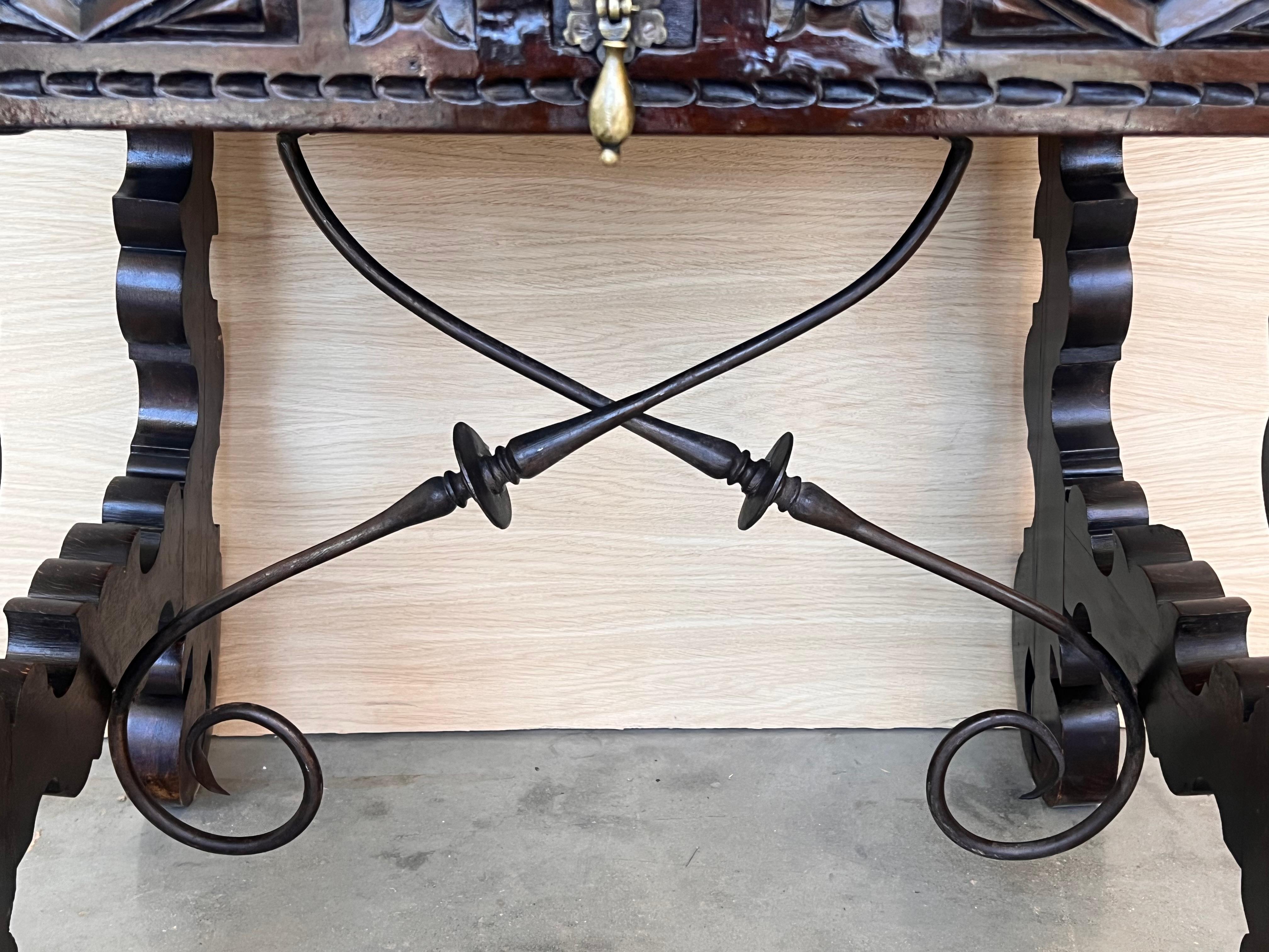 Table console espagnole de la 18e siècle avec tiroirs sculptés et quincaillerie d'origine en vente 7