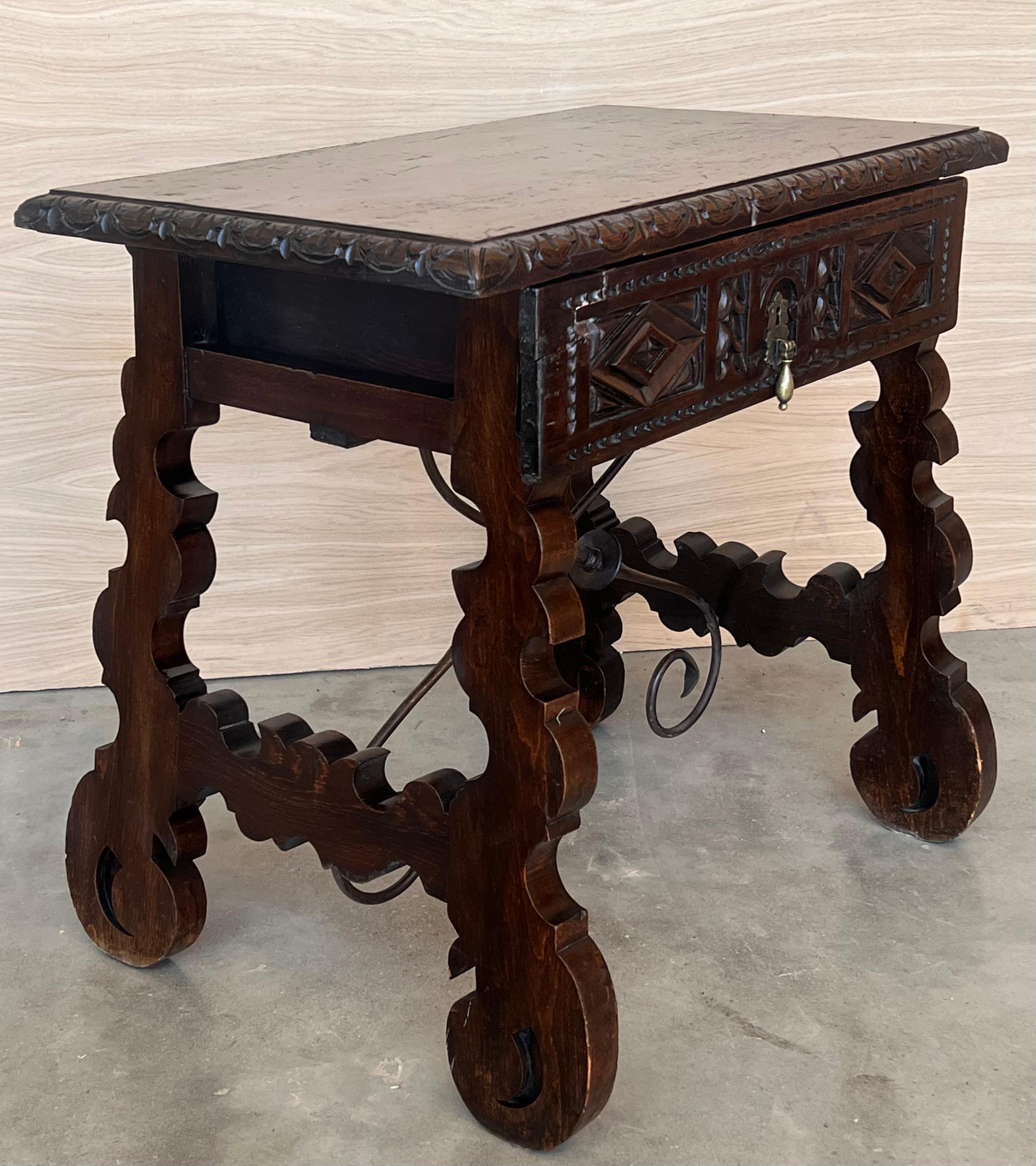 Table console espagnole de la 18e siècle avec tiroirs sculptés et quincaillerie d'origine en vente 8