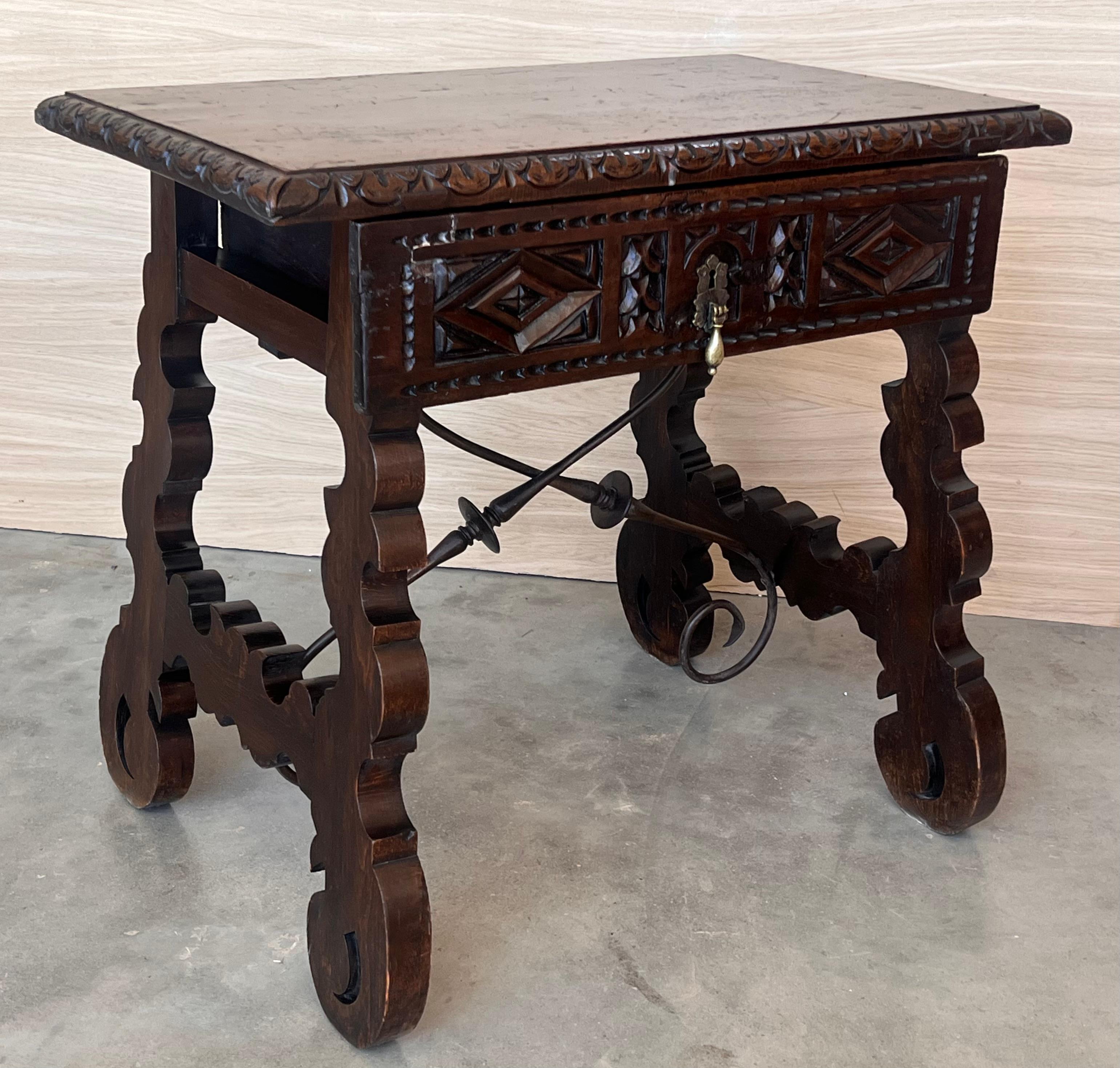 Table console espagnole de la 18e siècle avec tiroirs sculptés et quincaillerie d'origine en vente 9
