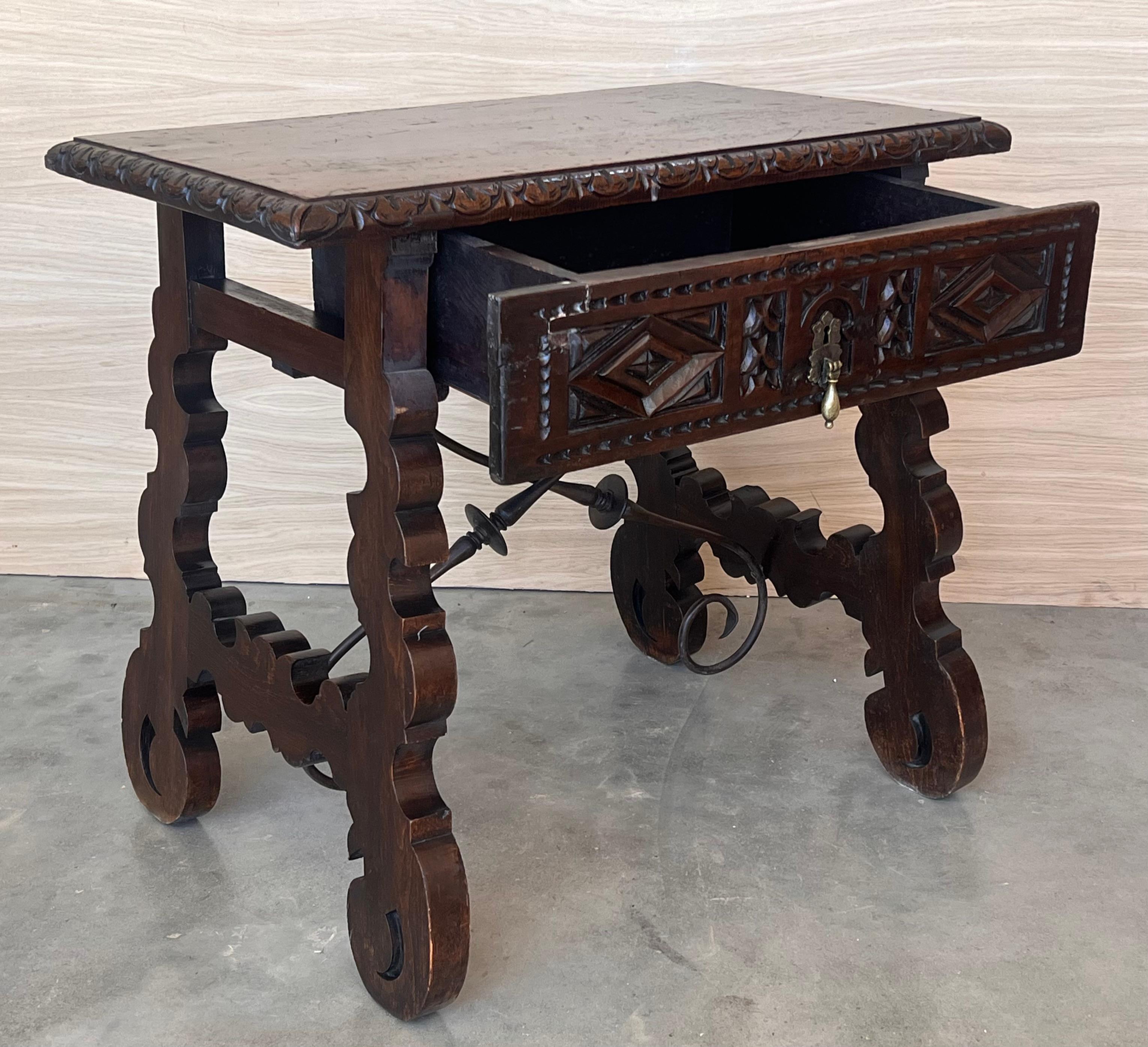 Table console espagnole de la 18e siècle avec tiroirs sculptés et quincaillerie d'origine en vente 10