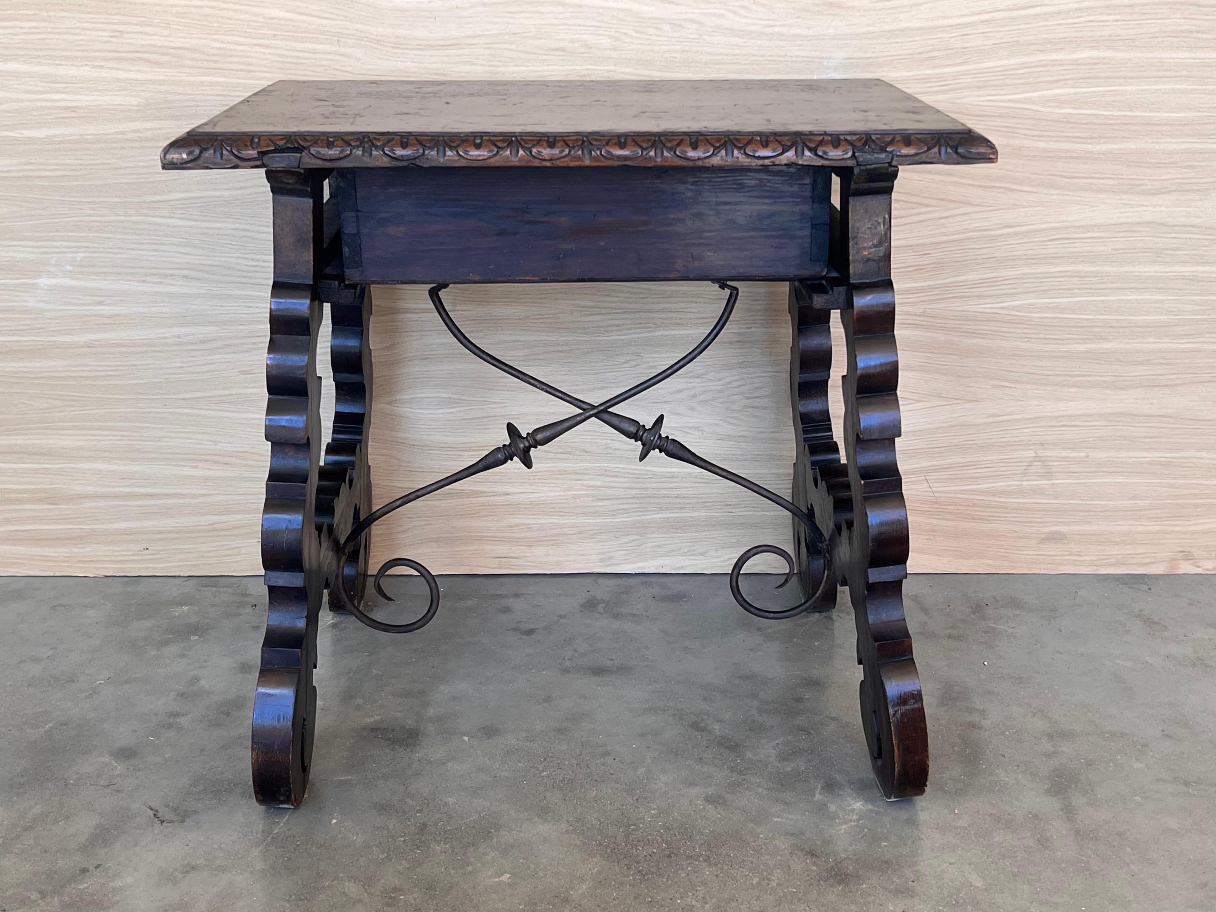 Table console espagnole de la 18e siècle avec tiroirs sculptés et quincaillerie d'origine en vente 11