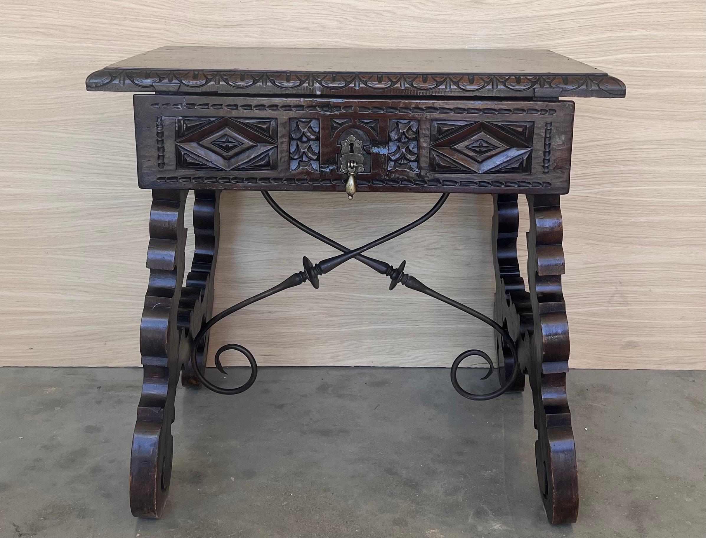 Baroque Table console espagnole de la 18e siècle avec tiroirs sculptés et quincaillerie d'origine en vente