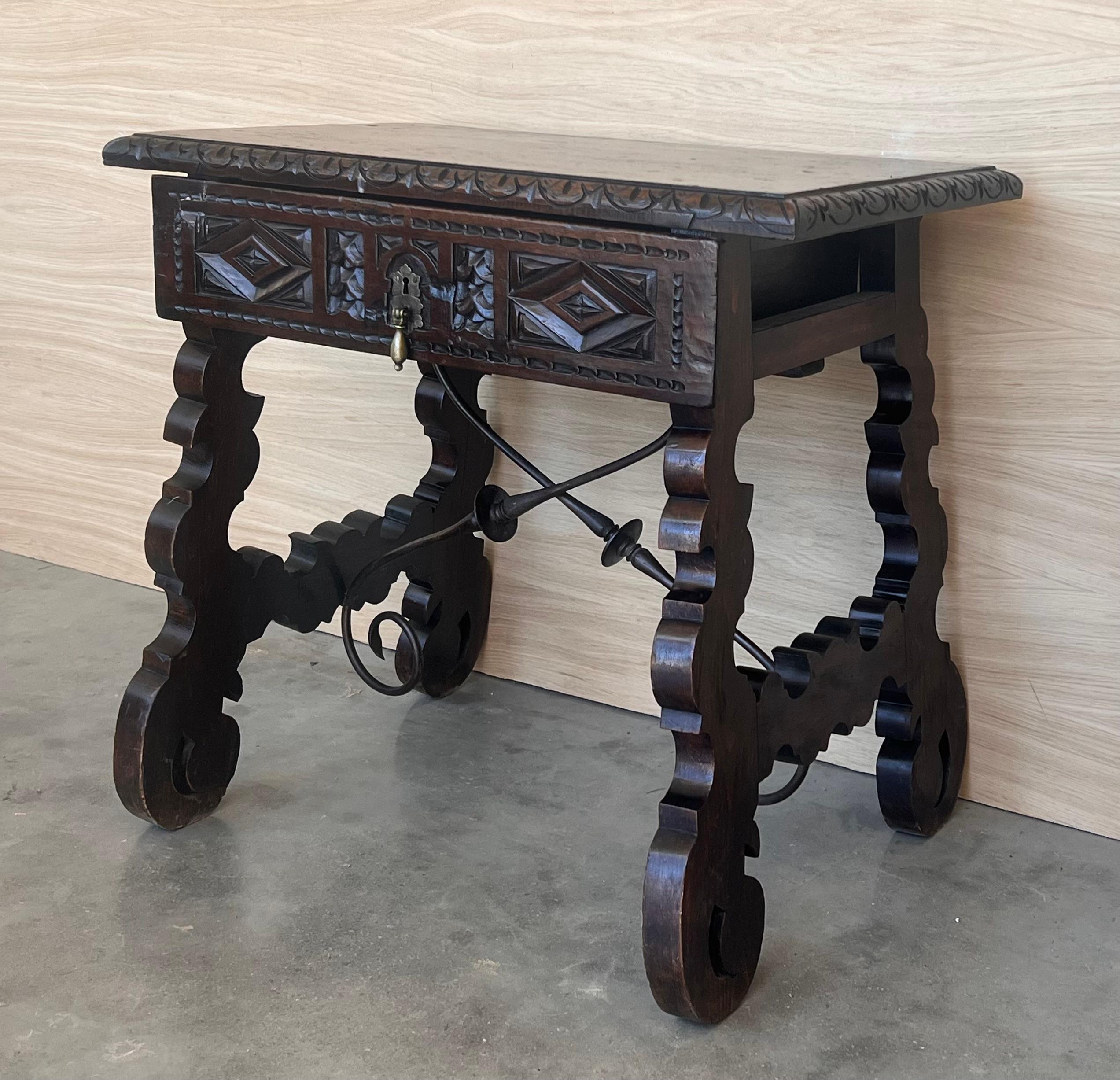 Espagnol Table console espagnole de la 18e siècle avec tiroirs sculptés et quincaillerie d'origine en vente