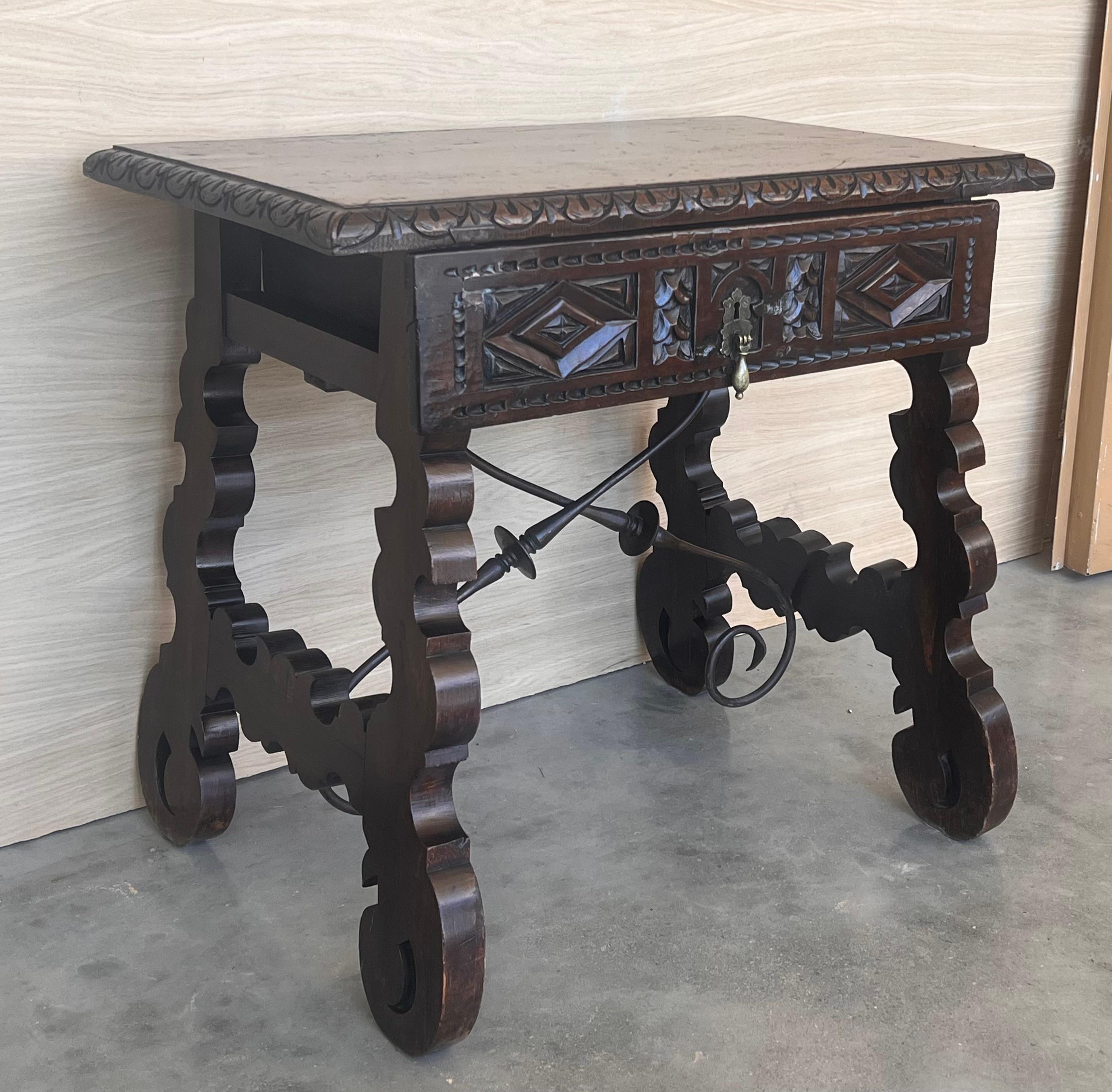 Table console espagnole de la 18e siècle avec tiroirs sculptés et quincaillerie d'origine Bon état - En vente à Miami, FL