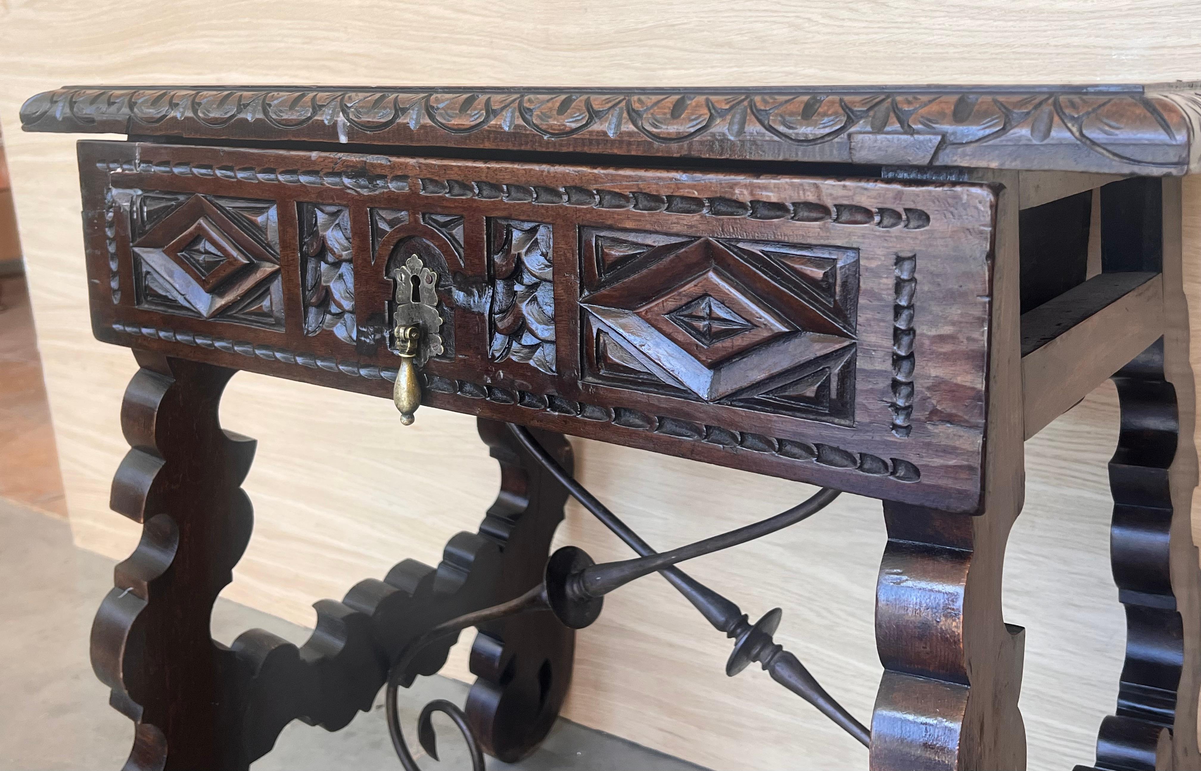 Table console espagnole de la 18e siècle avec tiroirs sculptés et quincaillerie d'origine en vente 1