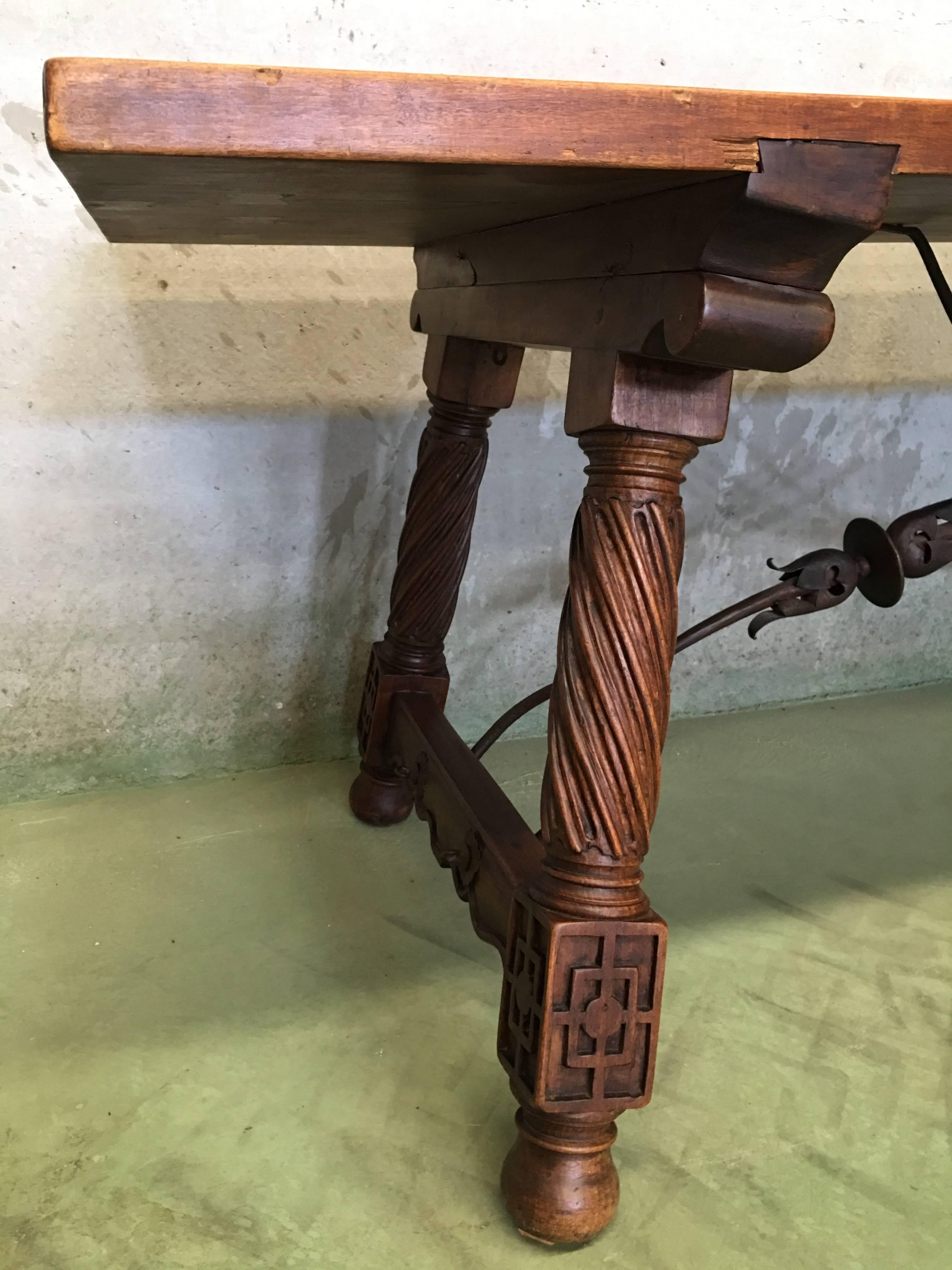 18th Spanish Refectory Desk Table with Solomonic Legs and Iron Stretcher 10