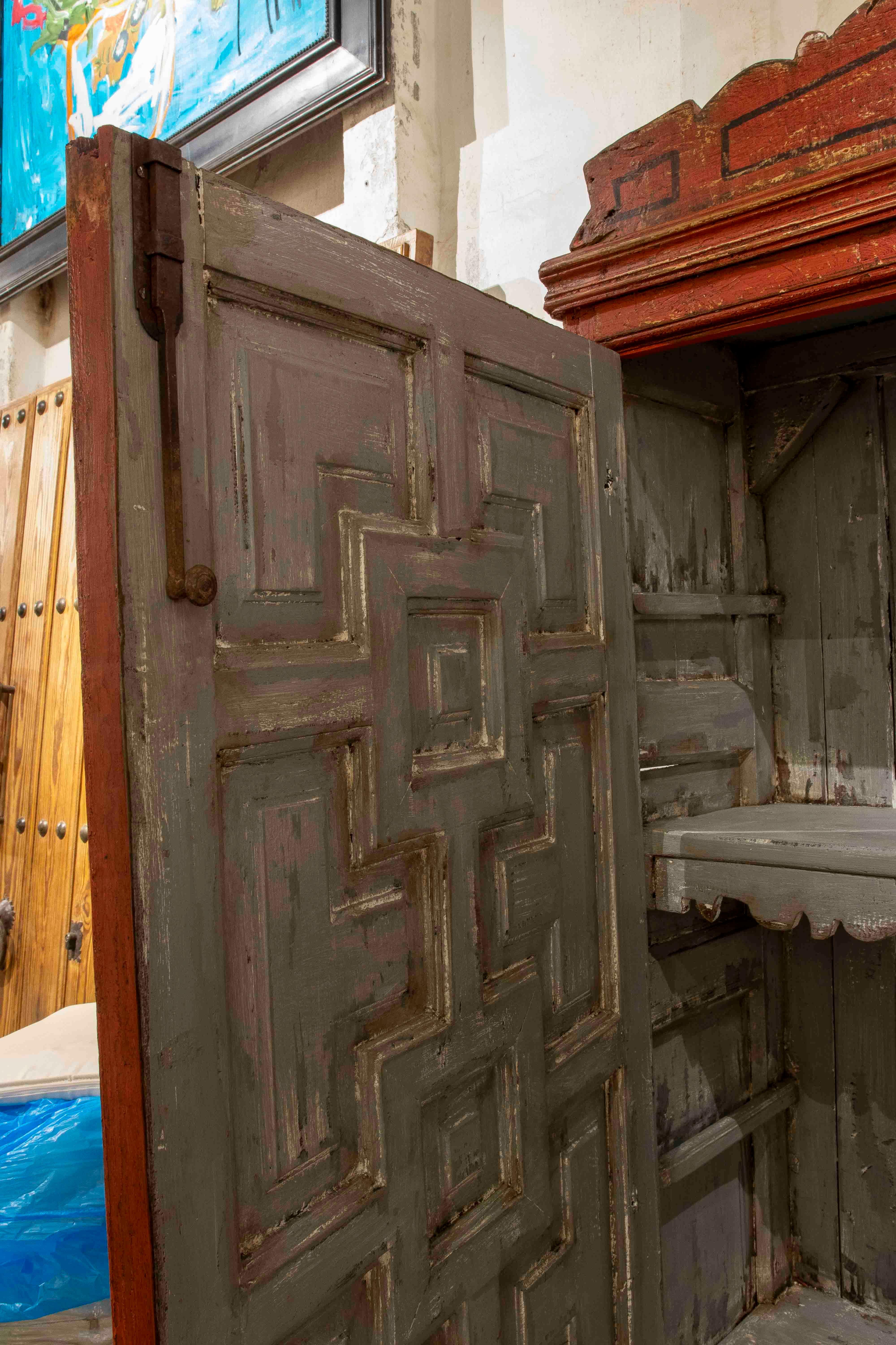 18. Spanischer Stil Antiker polychromer Holzschrank in Rot im Angebot 5