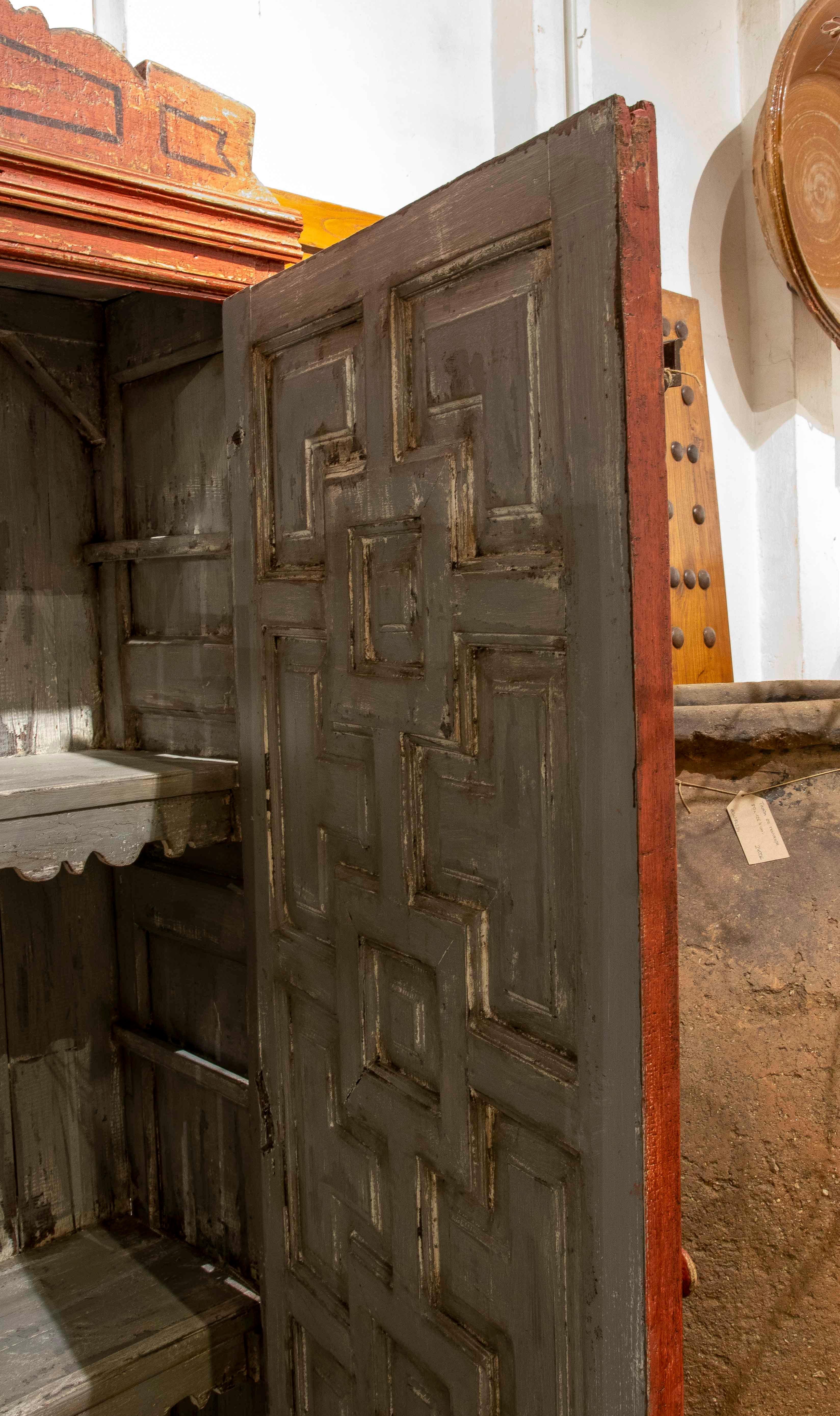 18. Spanischer Stil Antiker polychromer Holzschrank in Rot im Angebot 6