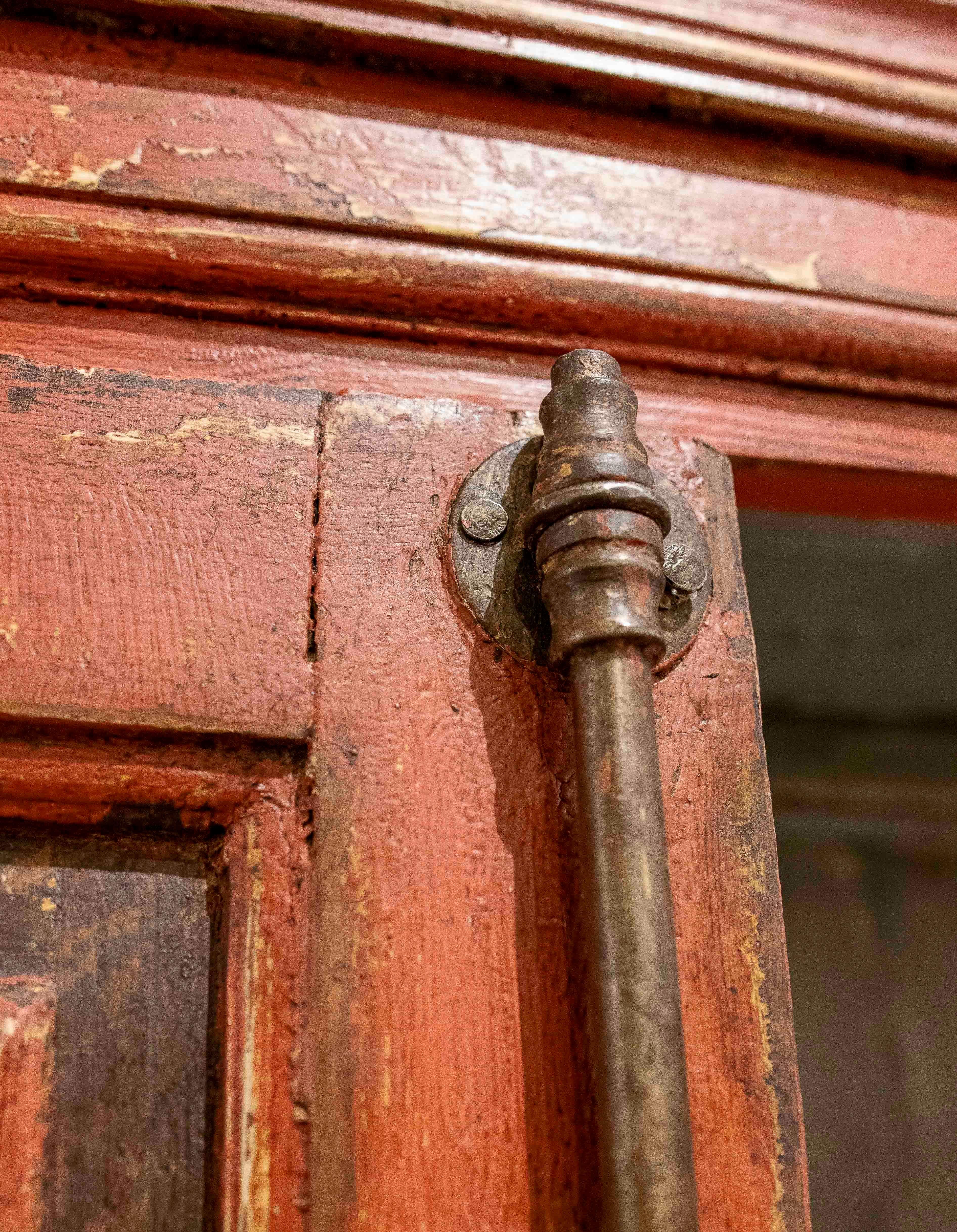 18. Spanischer Stil Antiker polychromer Holzschrank in Rot im Angebot 9