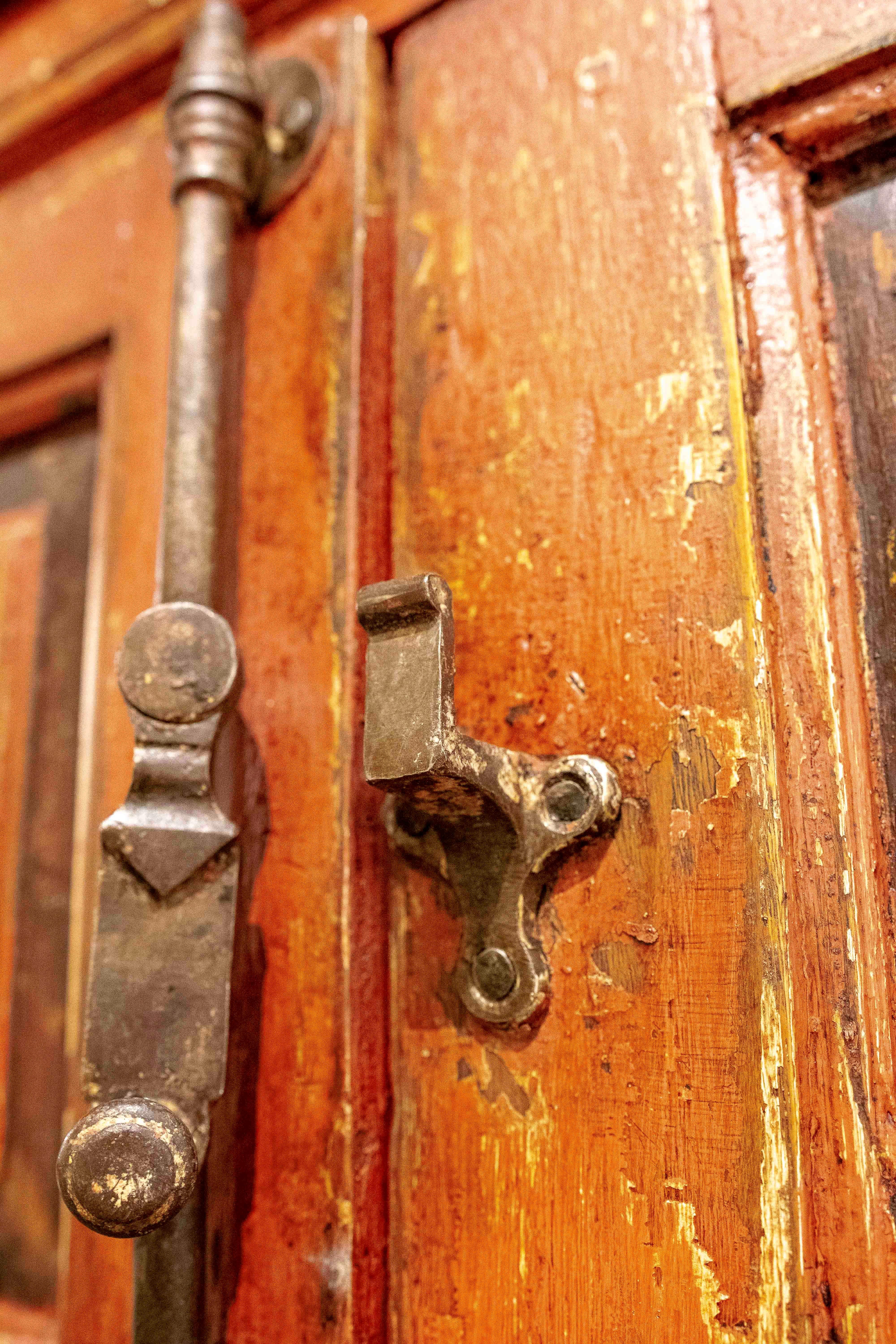 18. Spanischer Stil Antiker polychromer Holzschrank in Rot im Angebot 10