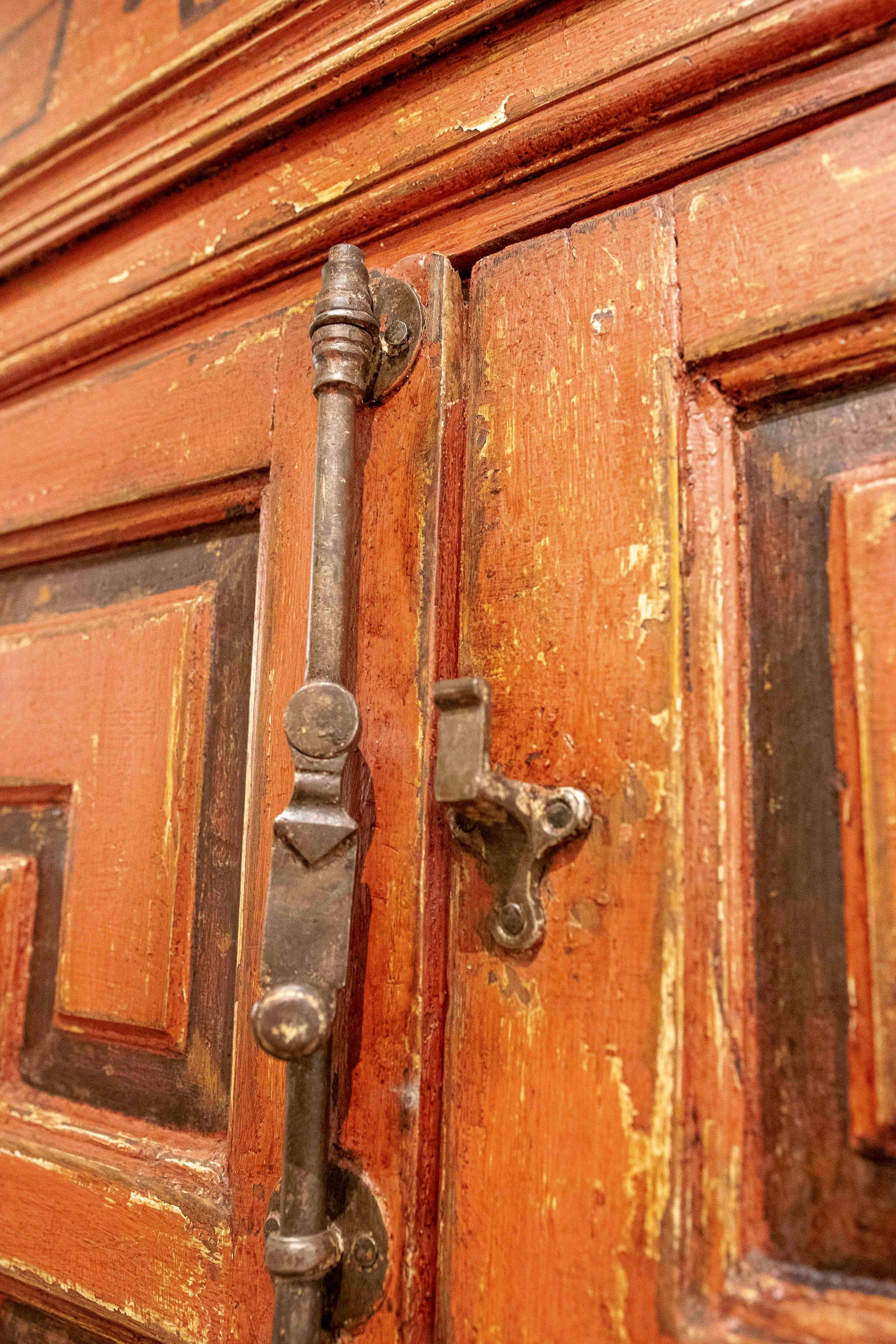 18. Spanischer Stil Antiker polychromer Holzschrank in Rot im Angebot 11