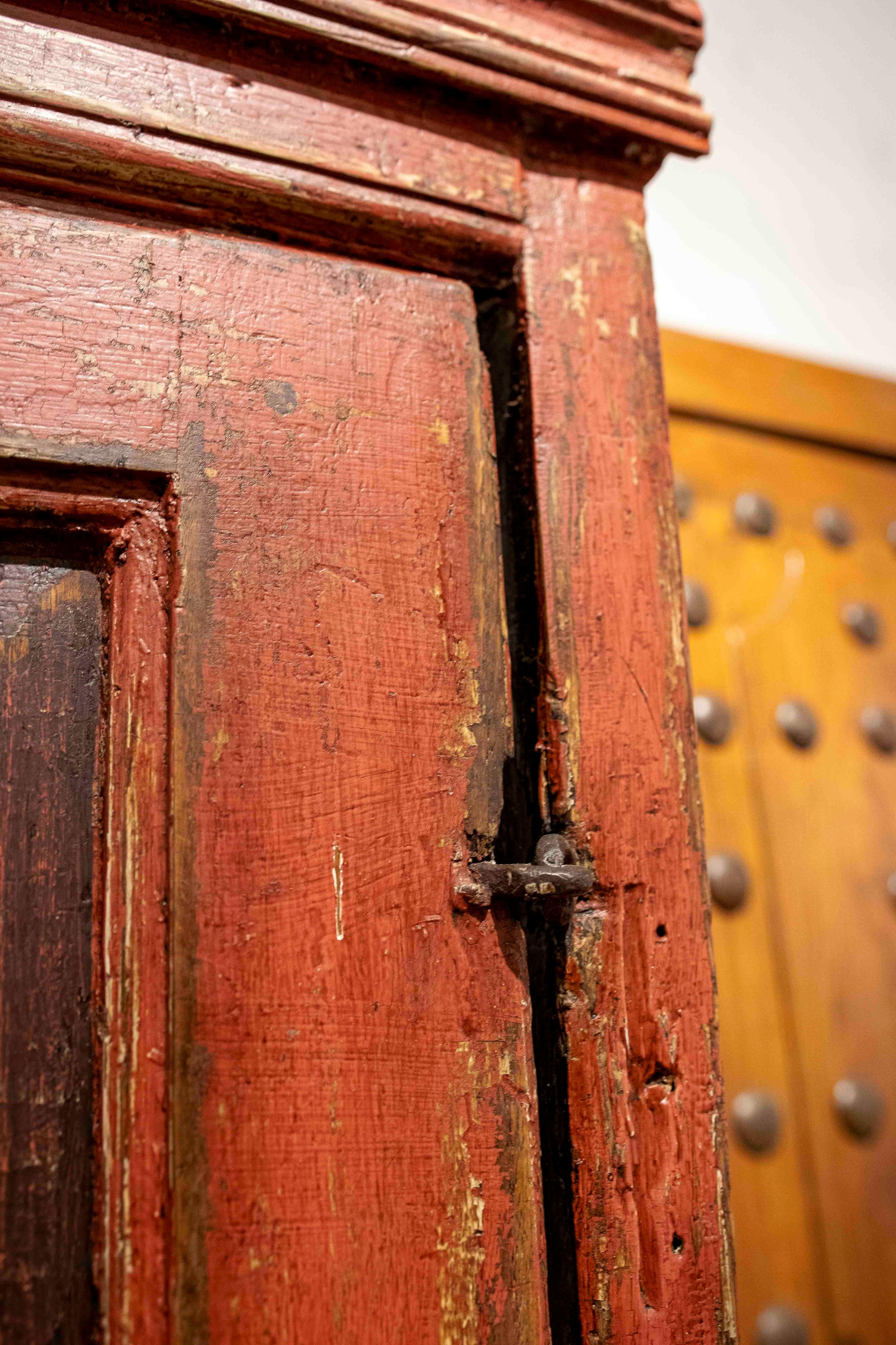 18. Spanischer Stil Antiker polychromer Holzschrank in Rot im Angebot 12