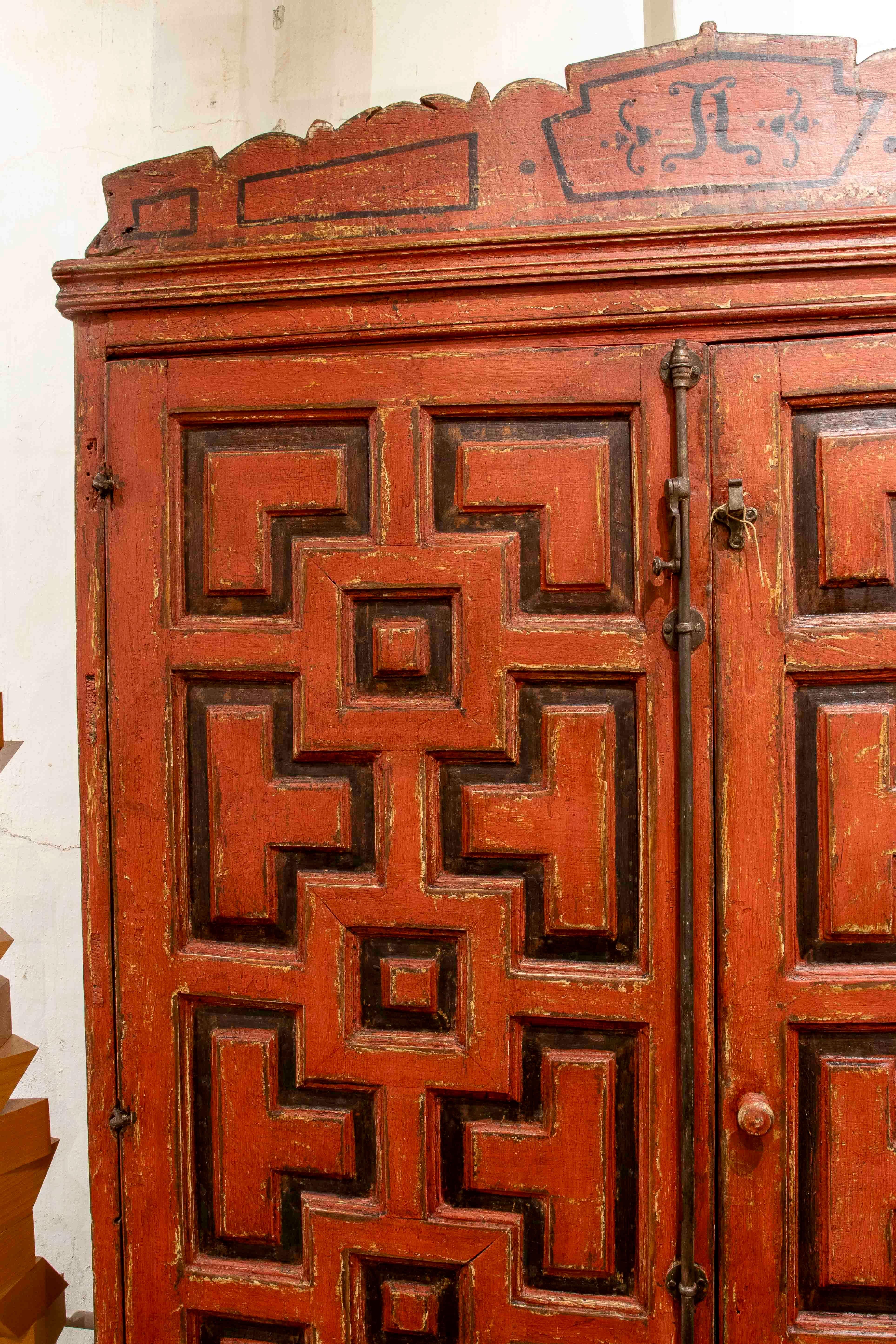 18. Spanischer Stil Antiker polychromer Holzschrank in Rot (Handbemalt) im Angebot