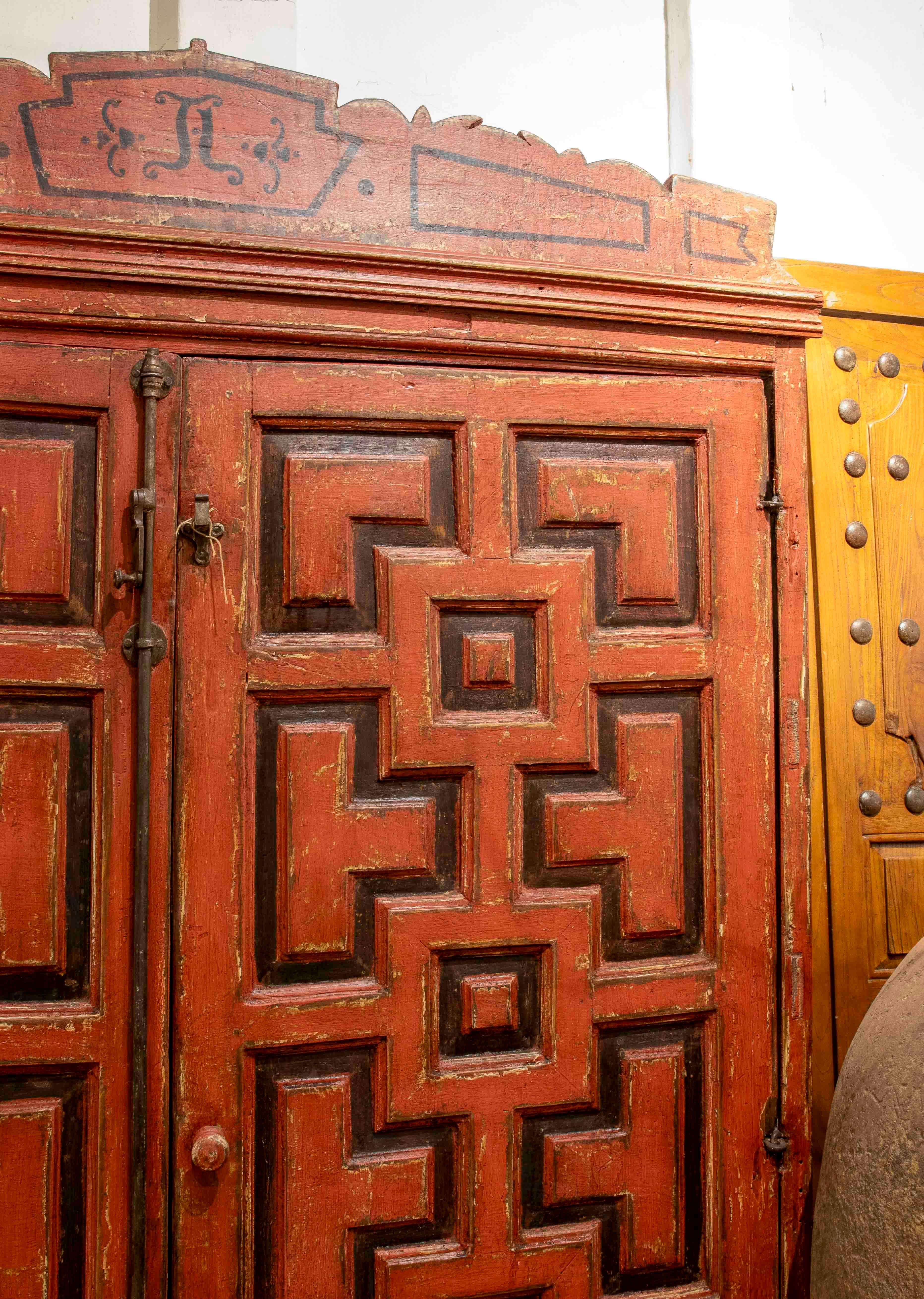 18. Spanischer Stil Antiker polychromer Holzschrank in Rot im Zustand „Gut“ im Angebot in Marbella, ES