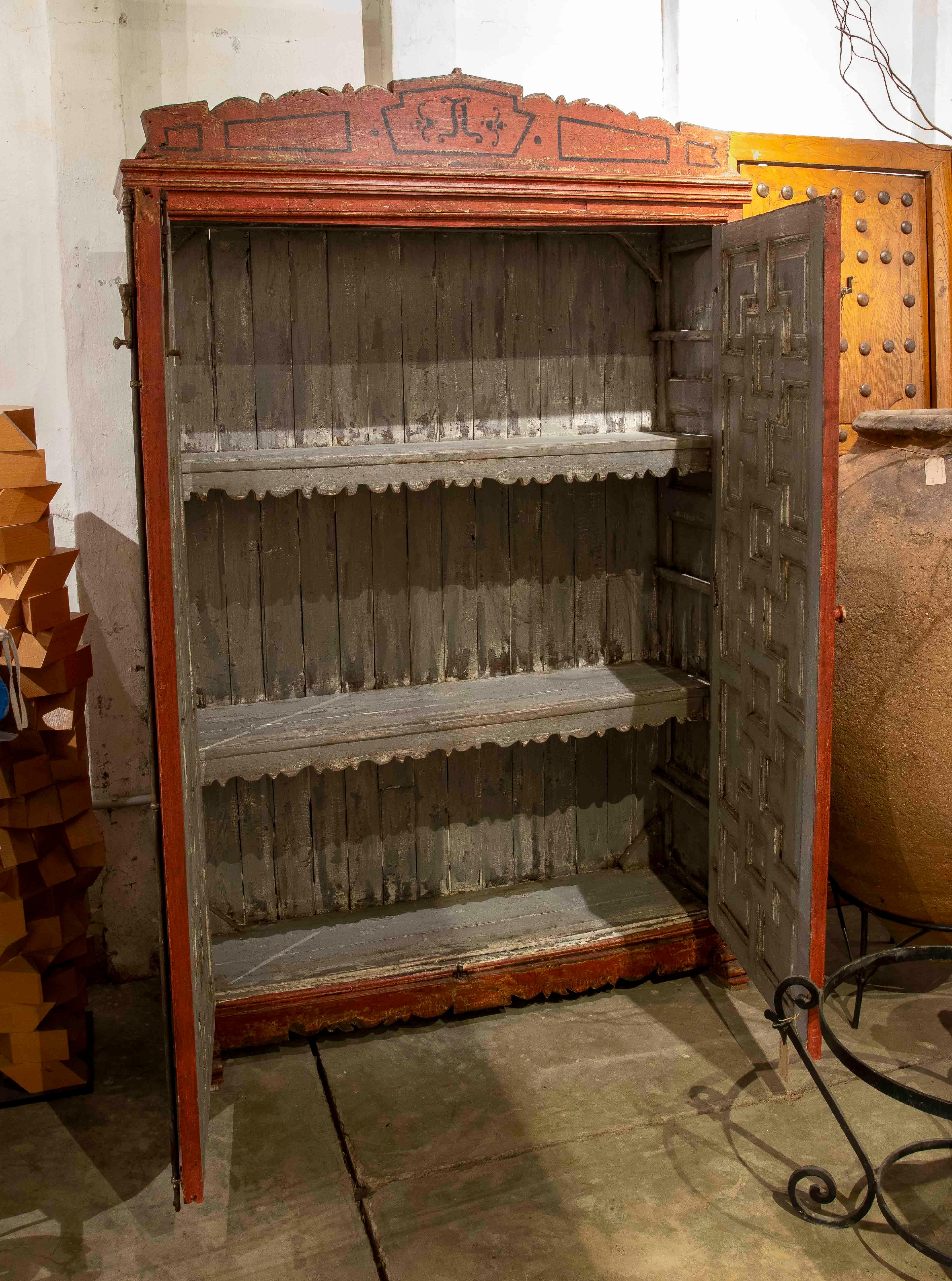 18. Spanischer Stil Antiker polychromer Holzschrank in Rot (18. Jahrhundert und früher) im Angebot