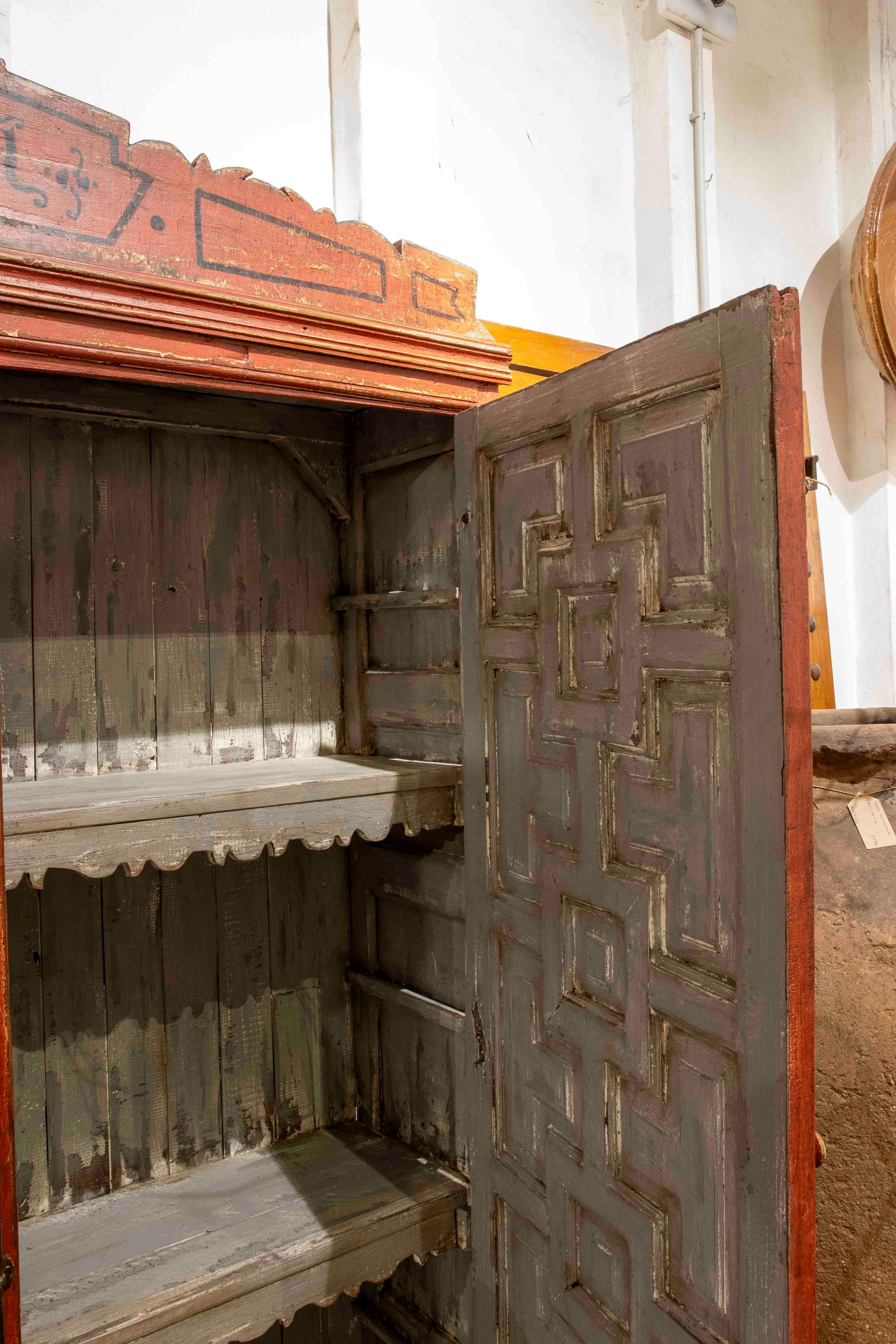 18. Spanischer Stil Antiker polychromer Holzschrank in Rot im Angebot 1