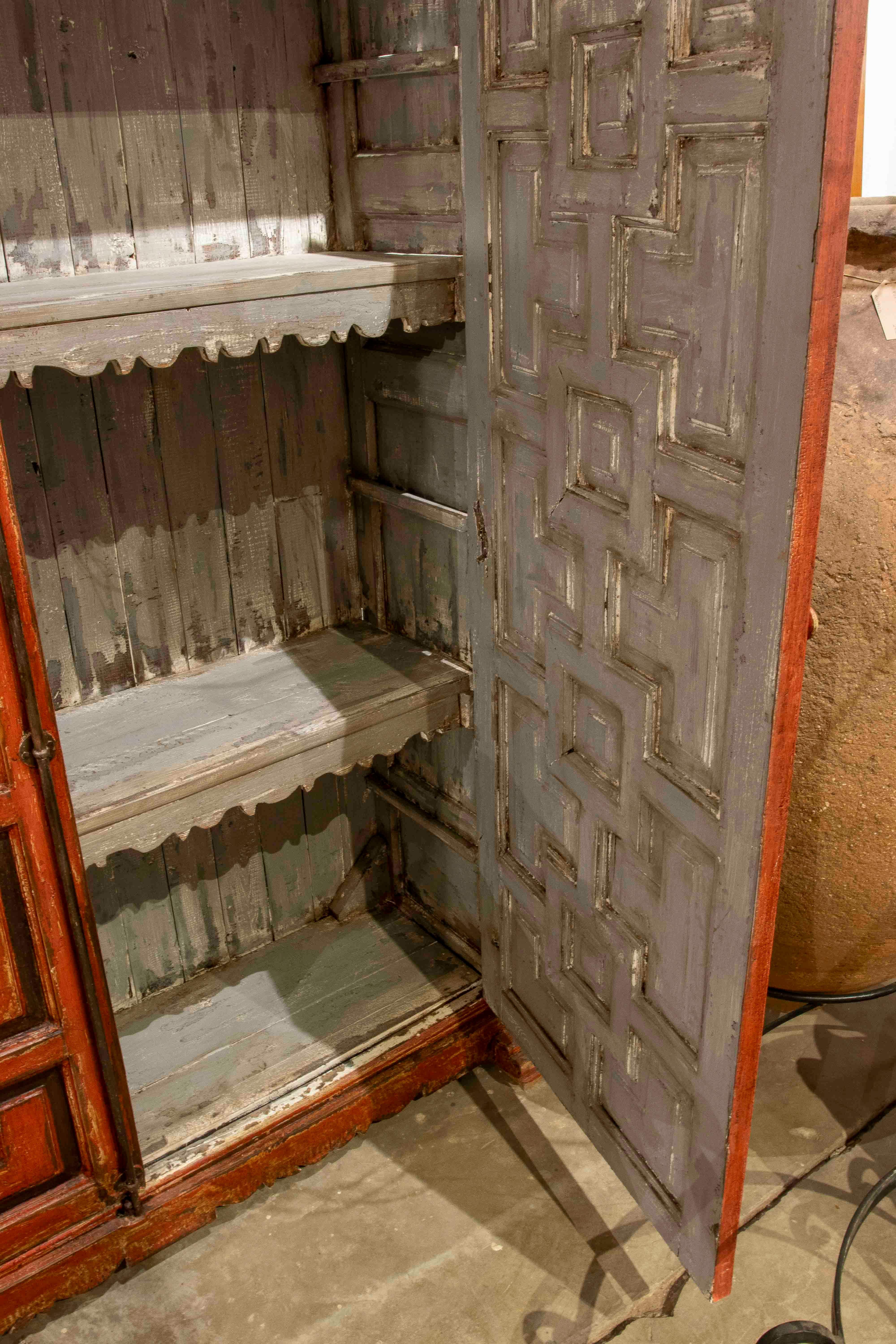 18. Spanischer Stil Antiker polychromer Holzschrank in Rot im Angebot 2