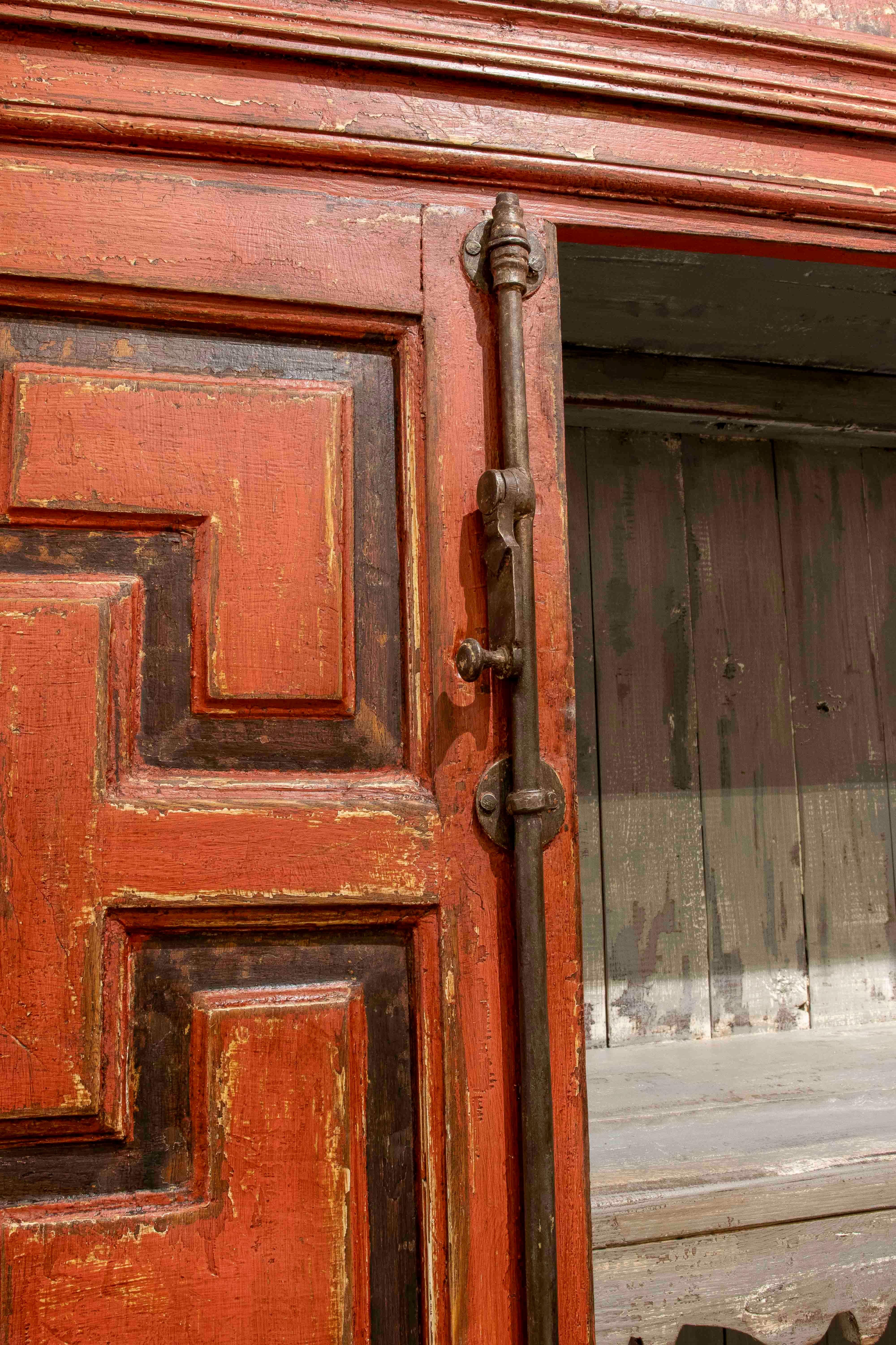 18. Spanischer Stil Antiker polychromer Holzschrank in Rot im Angebot 3