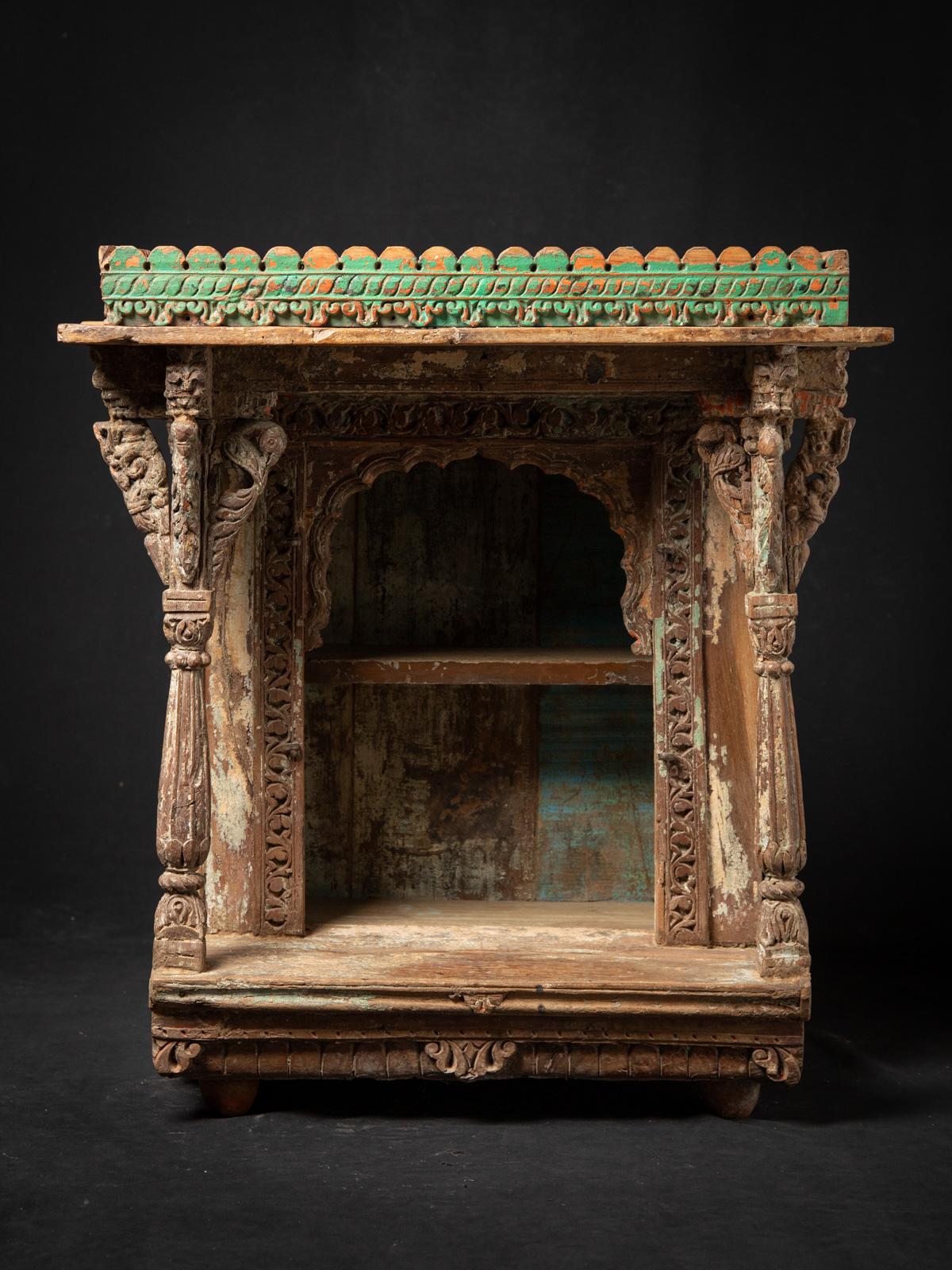 Este especial templo indio antiguo de madera es una distinguida pieza de artesanía del siglo XVIII, utilizada tradicionalmente en las ceremonias hindúes para albergar estatuas sagradas. De madera maciza, mide 72,5 cm de alto, 66 cm de ancho y 43 cm