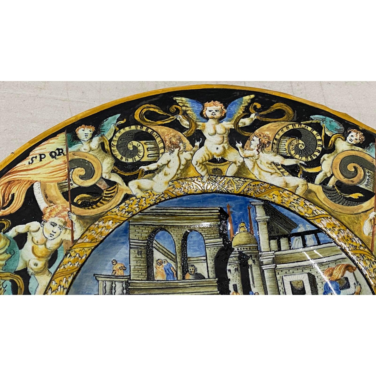 Peint à la main Plat en majolique italienne du 19ème siècle avec figures de la Renaissance en vente