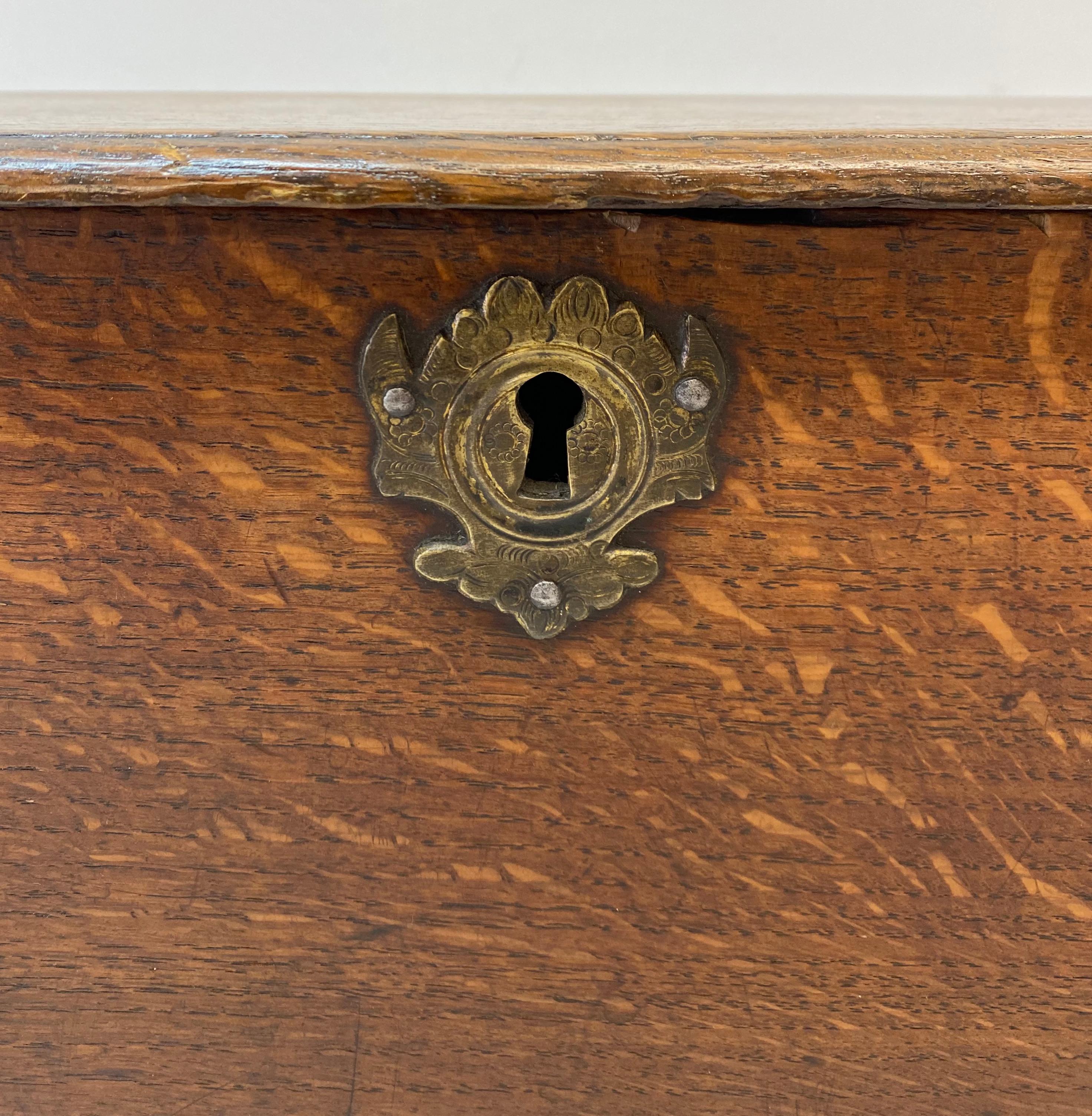 Sgabello basso con coperchio in quercia del XVIII-XIX secolo con contenitore interno

Misure: 22