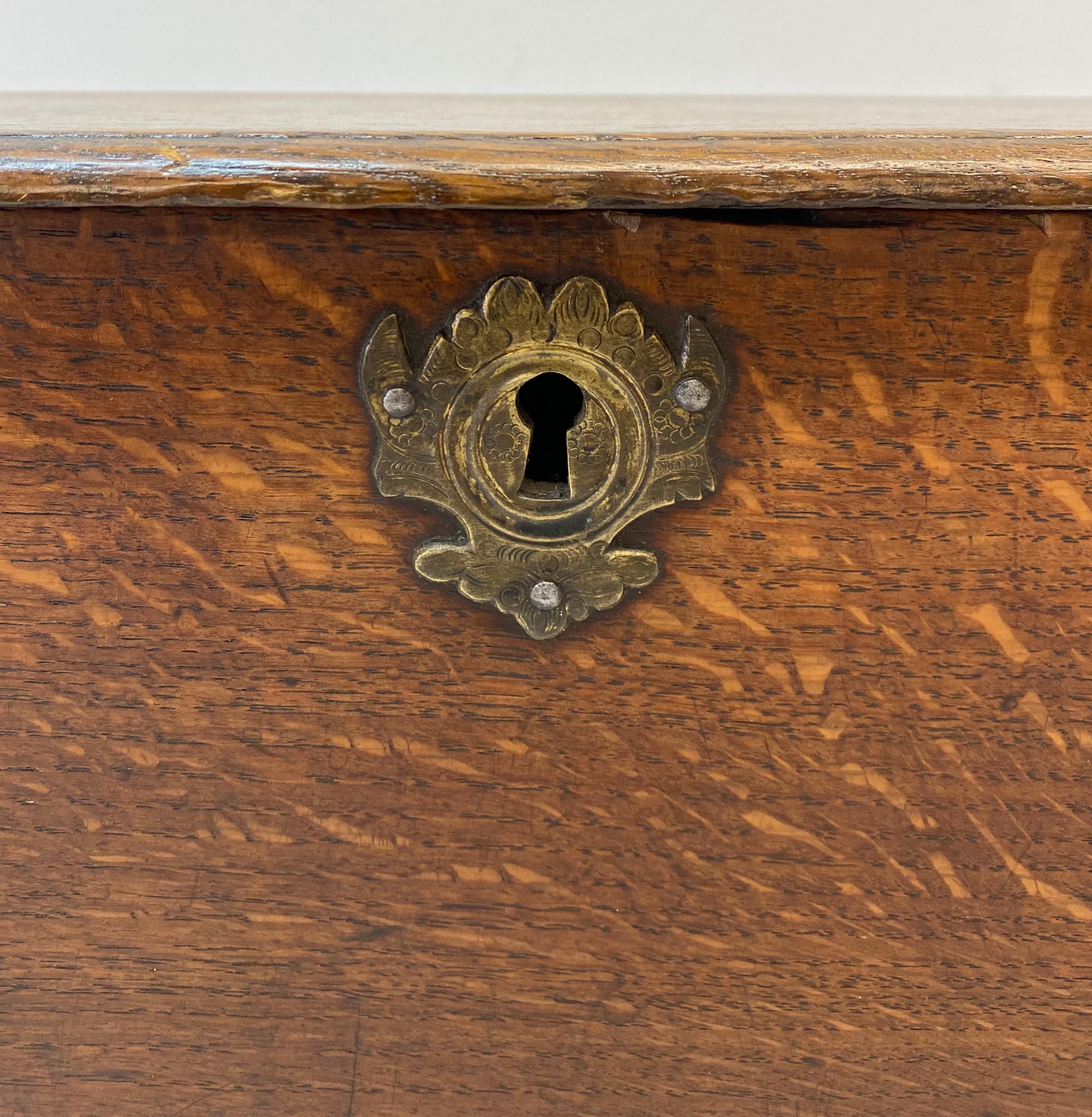 18th to 19th century lidded oak low stool with interior storage

Measures: 22