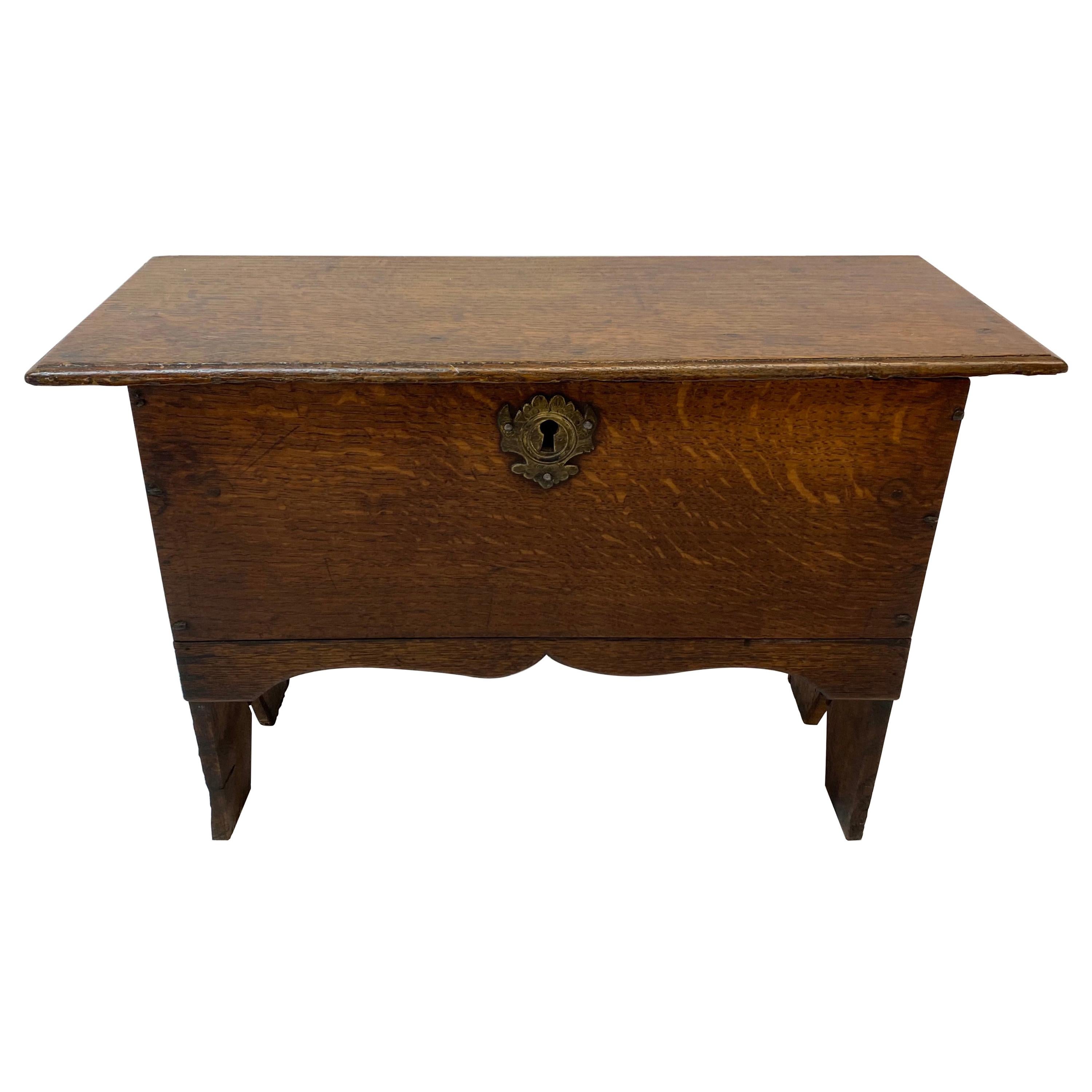 Sgabello basso con coperchio in Oak del XVIII-XIX secolo con contenitore interno in vendita