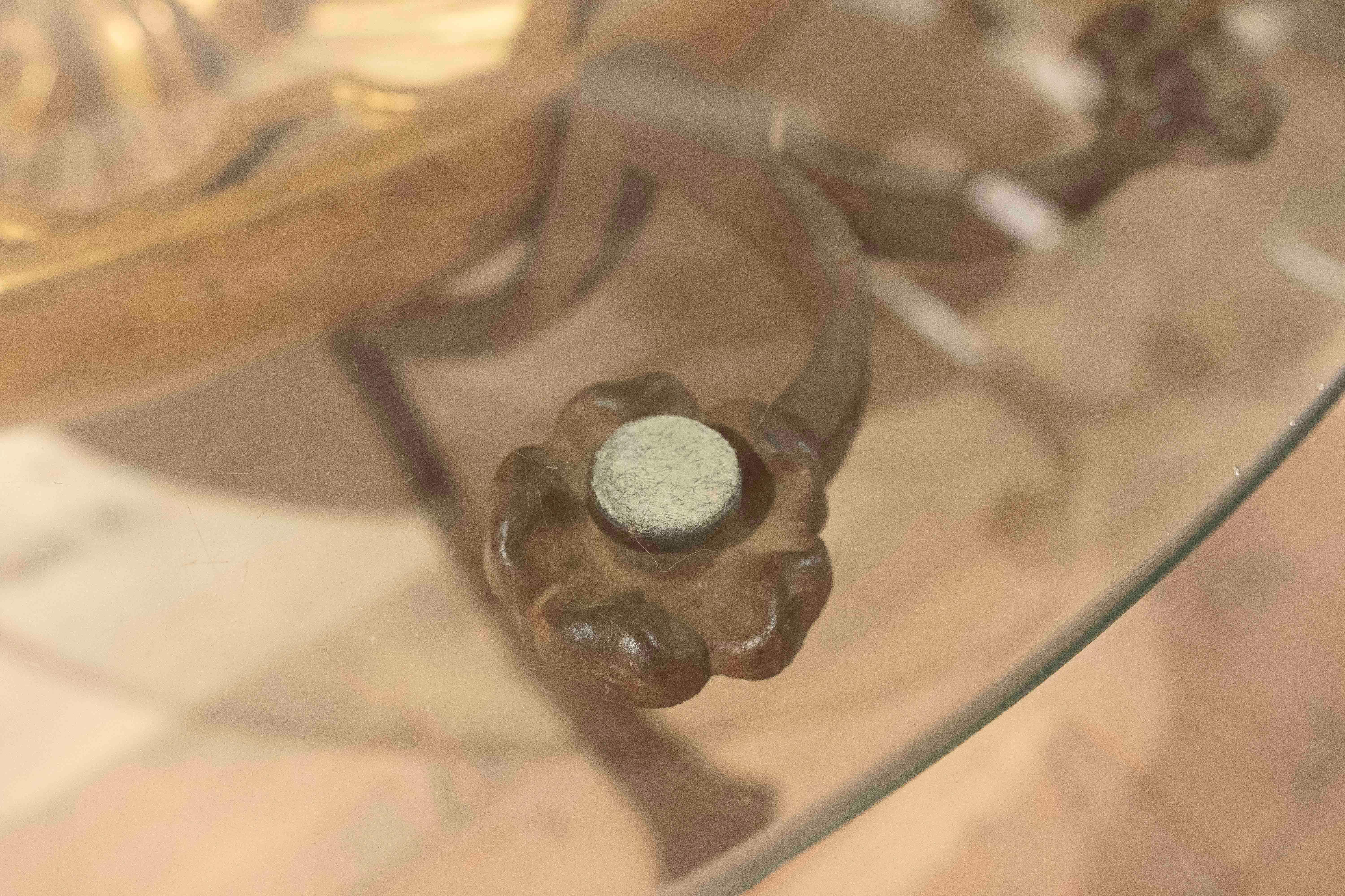 Table d'exposition à deux niveaux en Wood, verre et laiton, France, 18e siècle. en vente 4