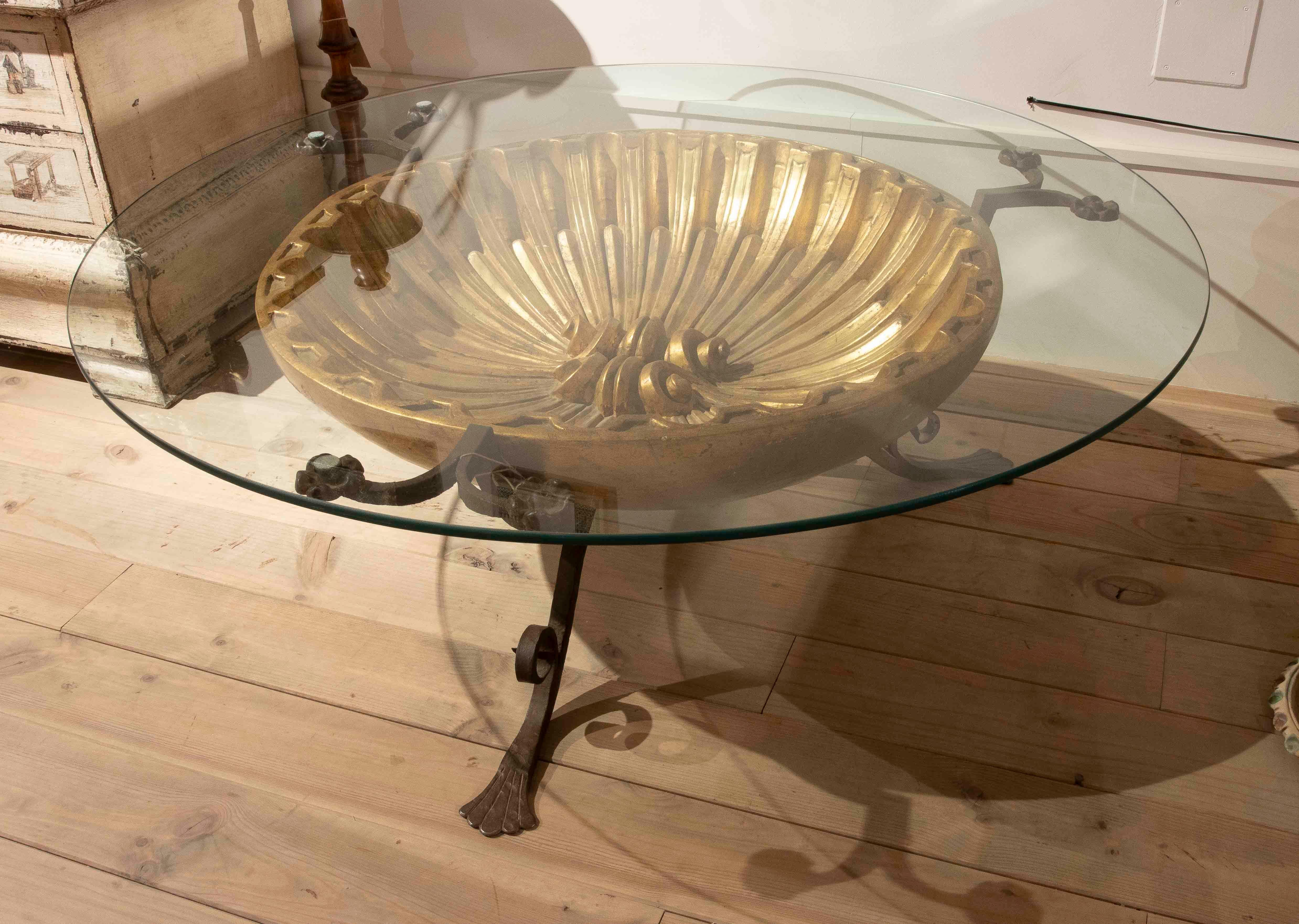 Espagnol Table d'exposition à deux niveaux en Wood, verre et laiton, France, 18e siècle. en vente