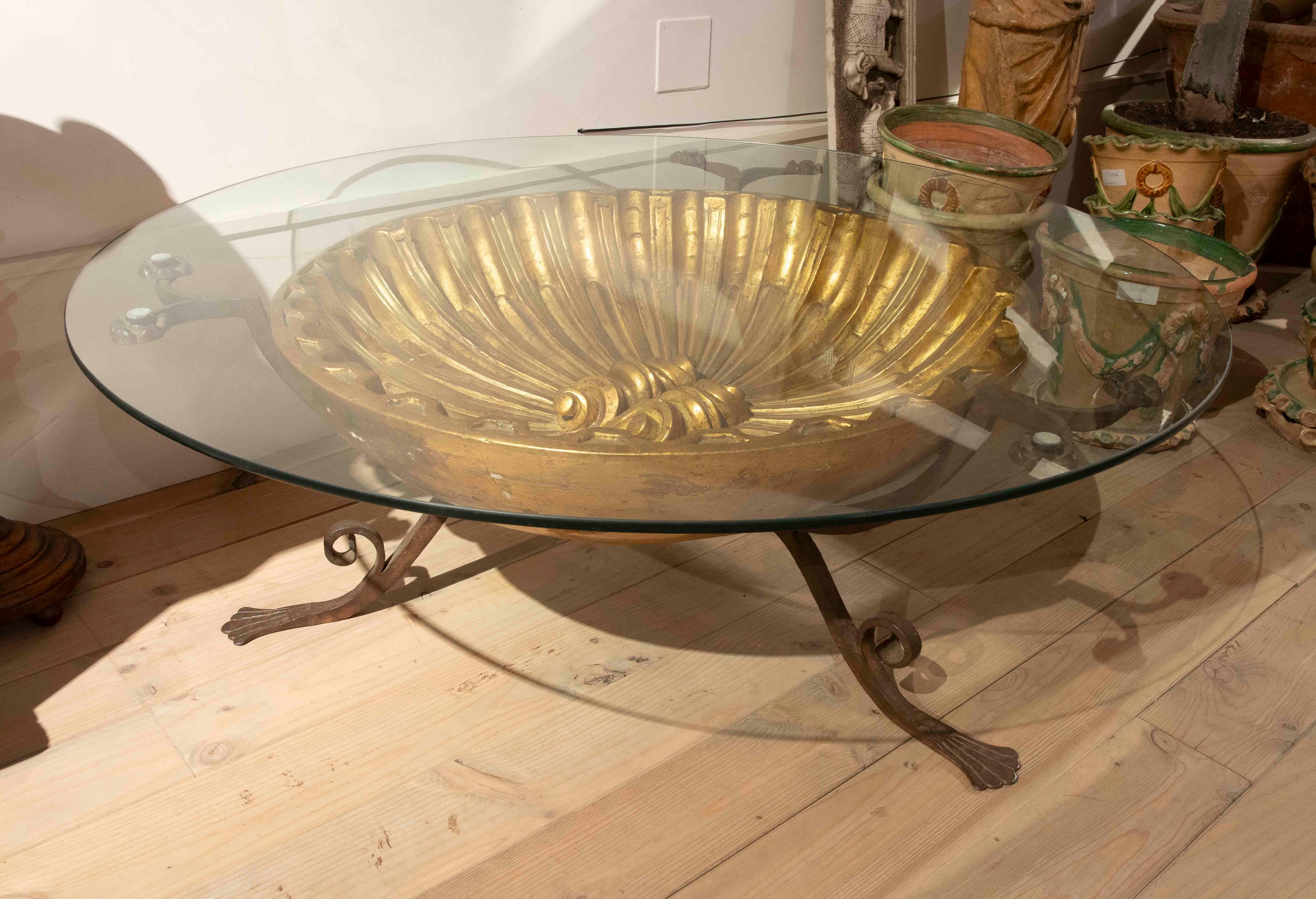 Sculpté à la main Table d'exposition à deux niveaux en Wood, verre et laiton, France, 18e siècle. en vente