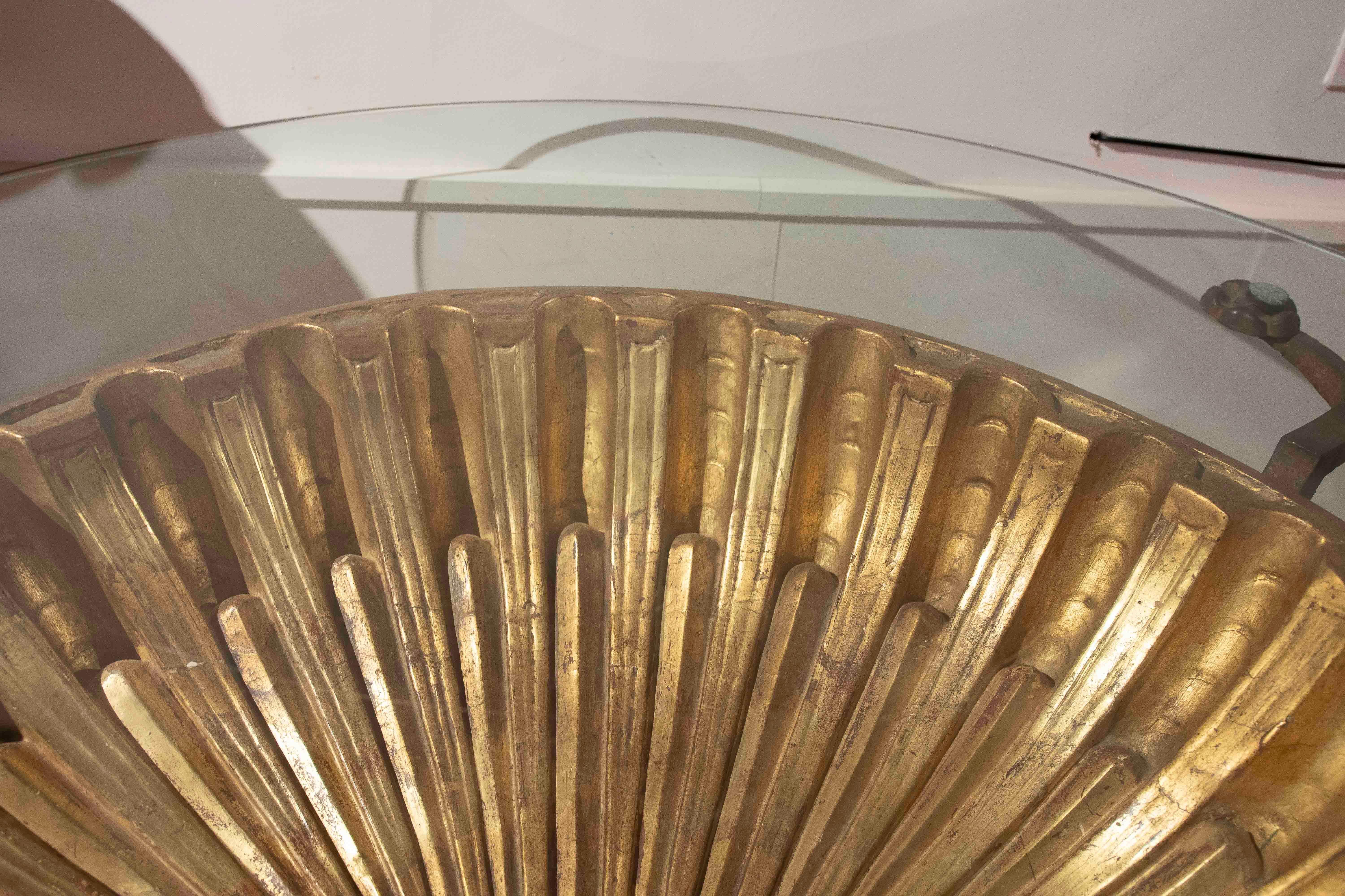 Verre Table d'exposition à deux niveaux en Wood, verre et laiton, France, 18e siècle. en vente