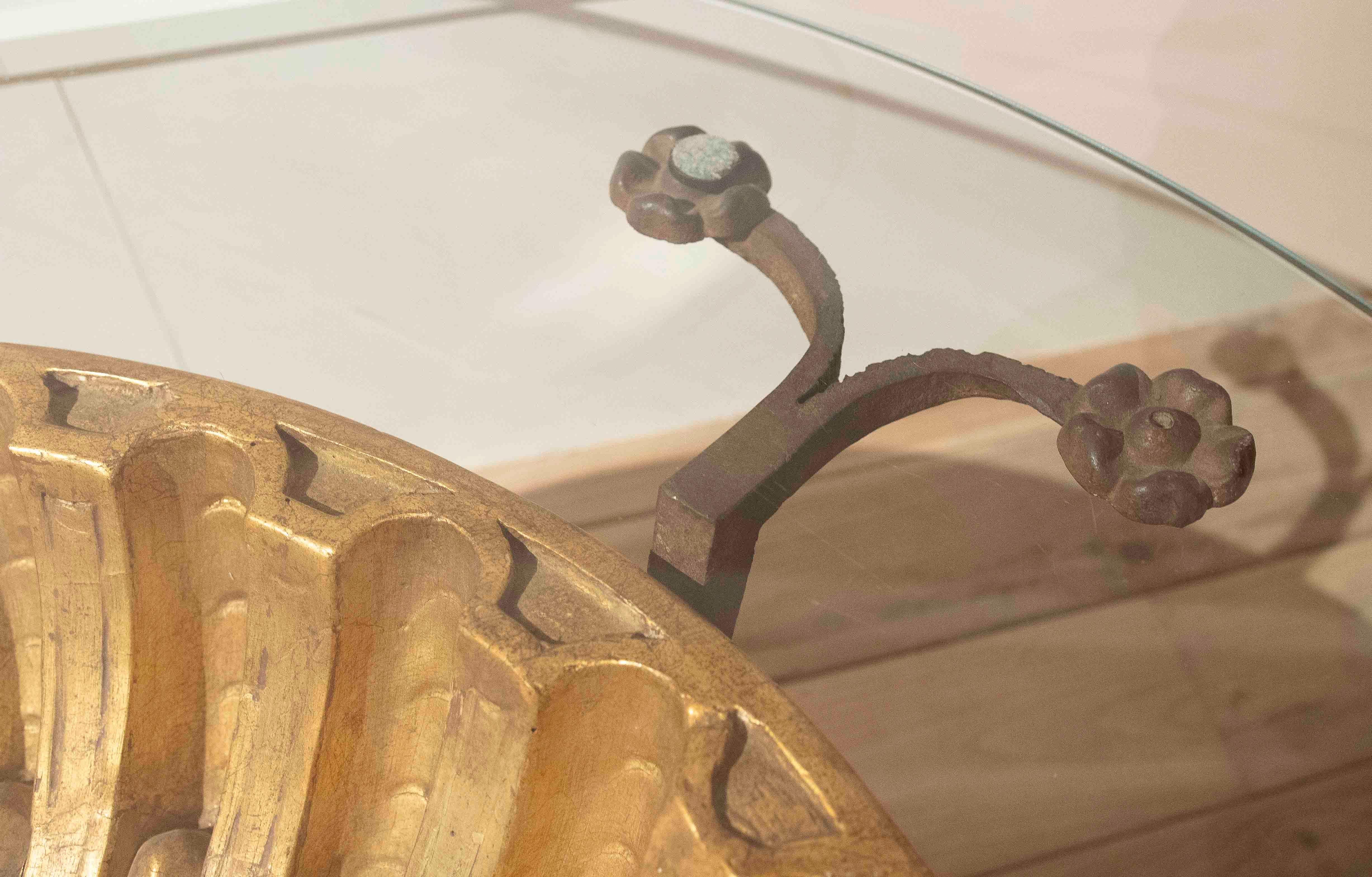 Table d'exposition à deux niveaux en Wood, verre et laiton, France, 18e siècle. en vente 1
