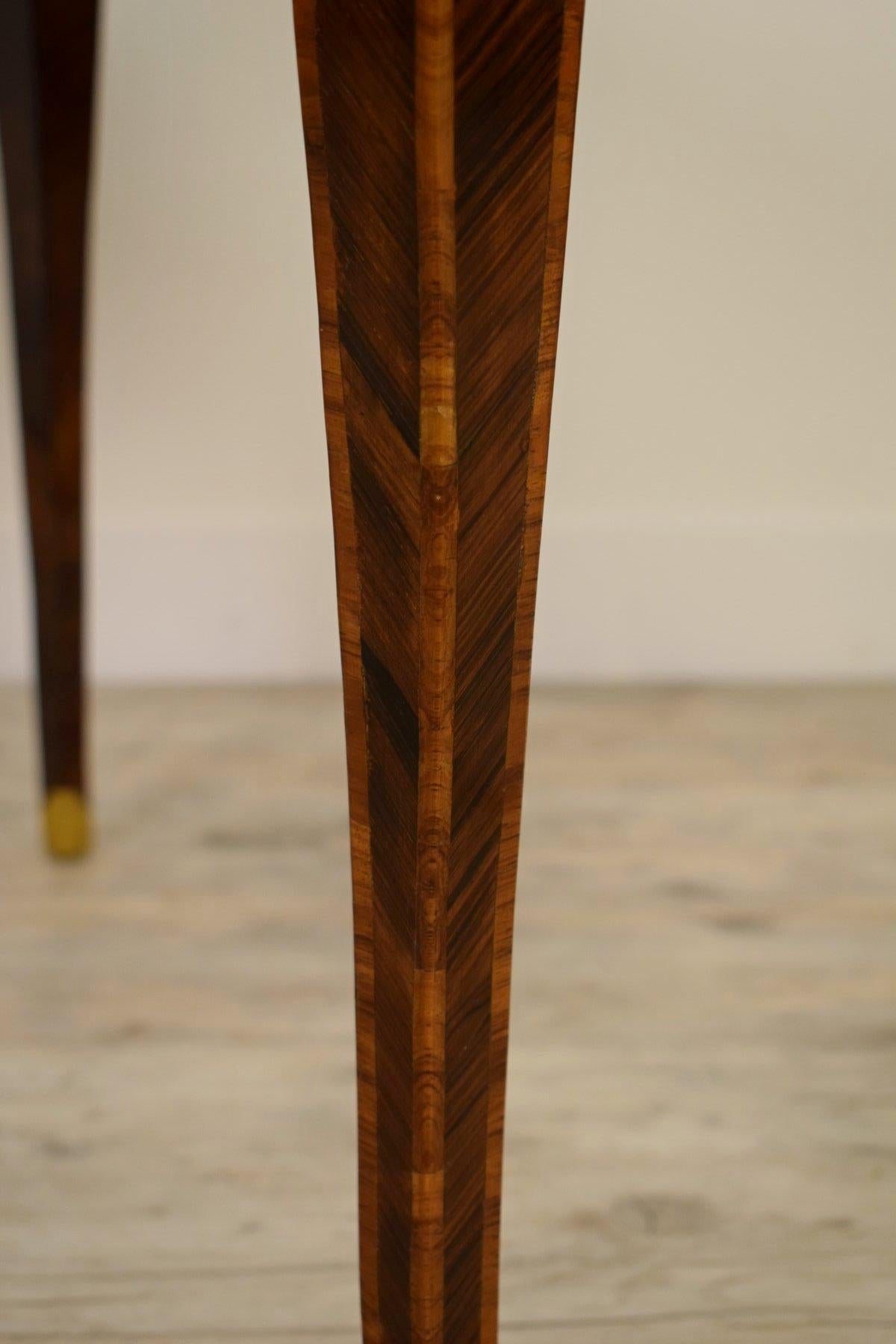 italienischer Louis XV-Schreibtisch aus furniertem und intarsiertem Holz des 18 im Angebot 6