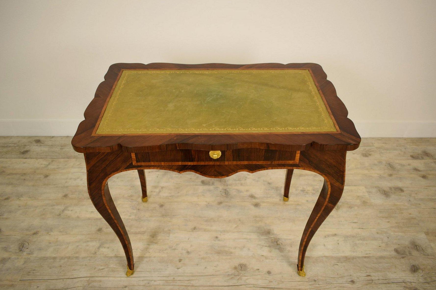 italienischer Louis XV-Schreibtisch aus furniertem und intarsiertem Holz des 18 (Vergoldet) im Angebot