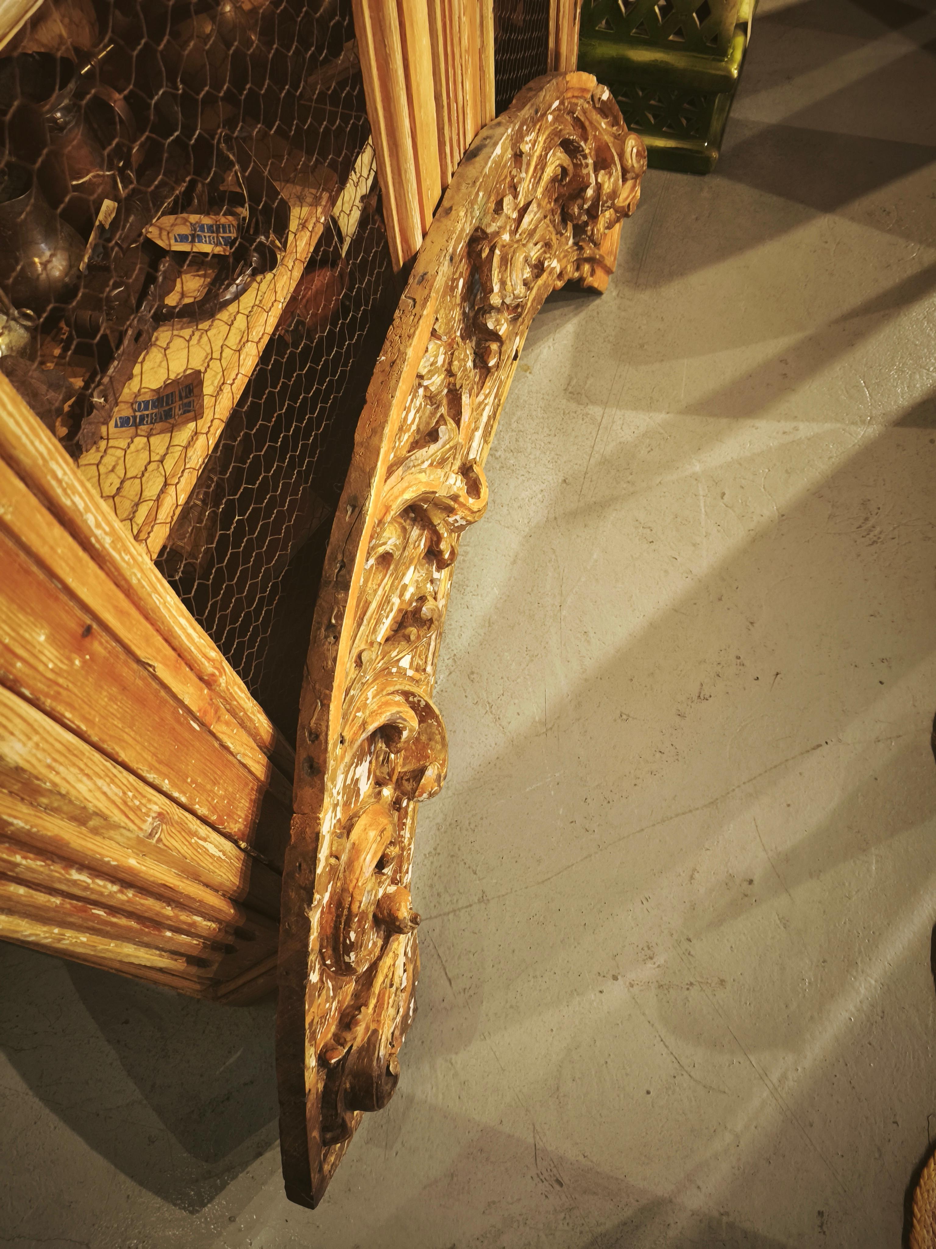 18. Holzrelief geschnitzt in vergoldetem Holz mit Akanthusblatt im Angebot 4