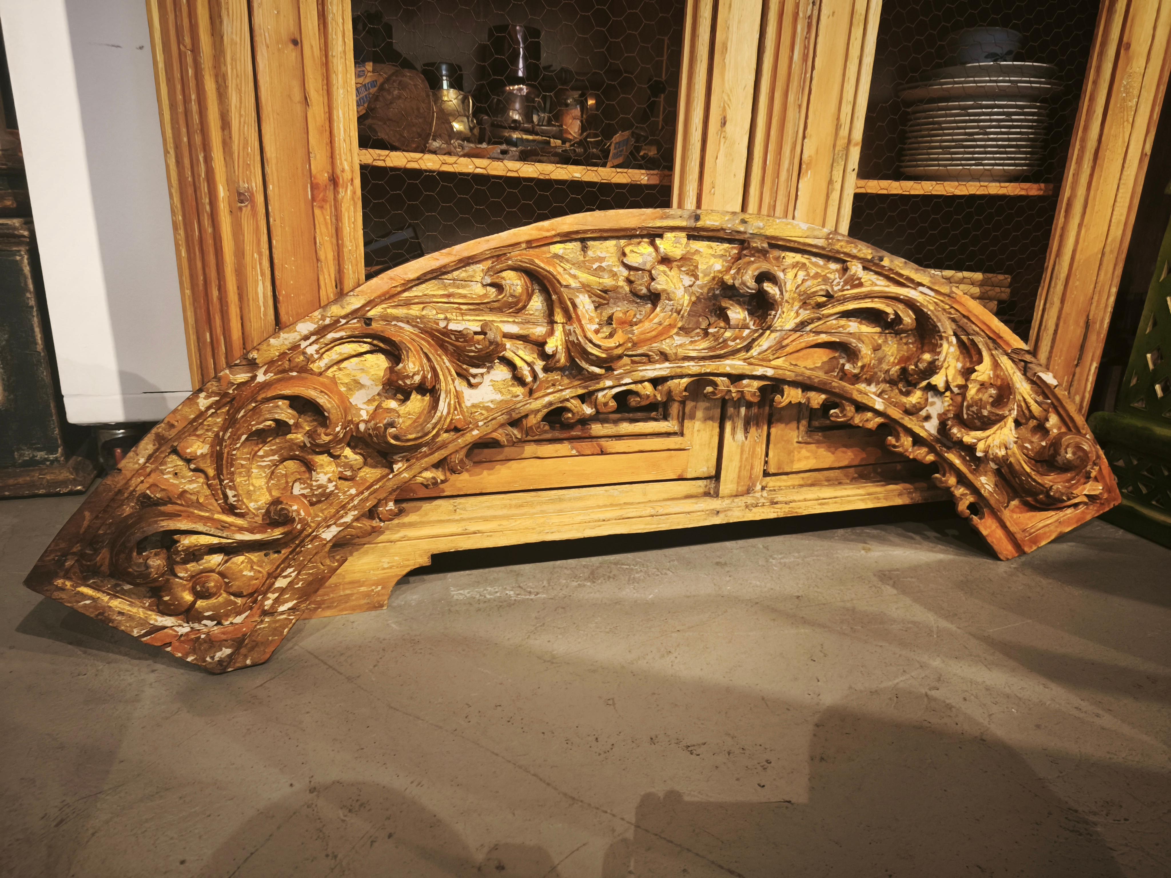 Ein wunderschönes architektonisches Fragment aus vergoldetem Holz mit zarten Akanthusblattmotiven und barocken Schnörkeln. Wahrscheinlich von einem Altarbild oder einem monumentalen Portal aus dem 18. Jahrhundert stammend, bewahrt es seine