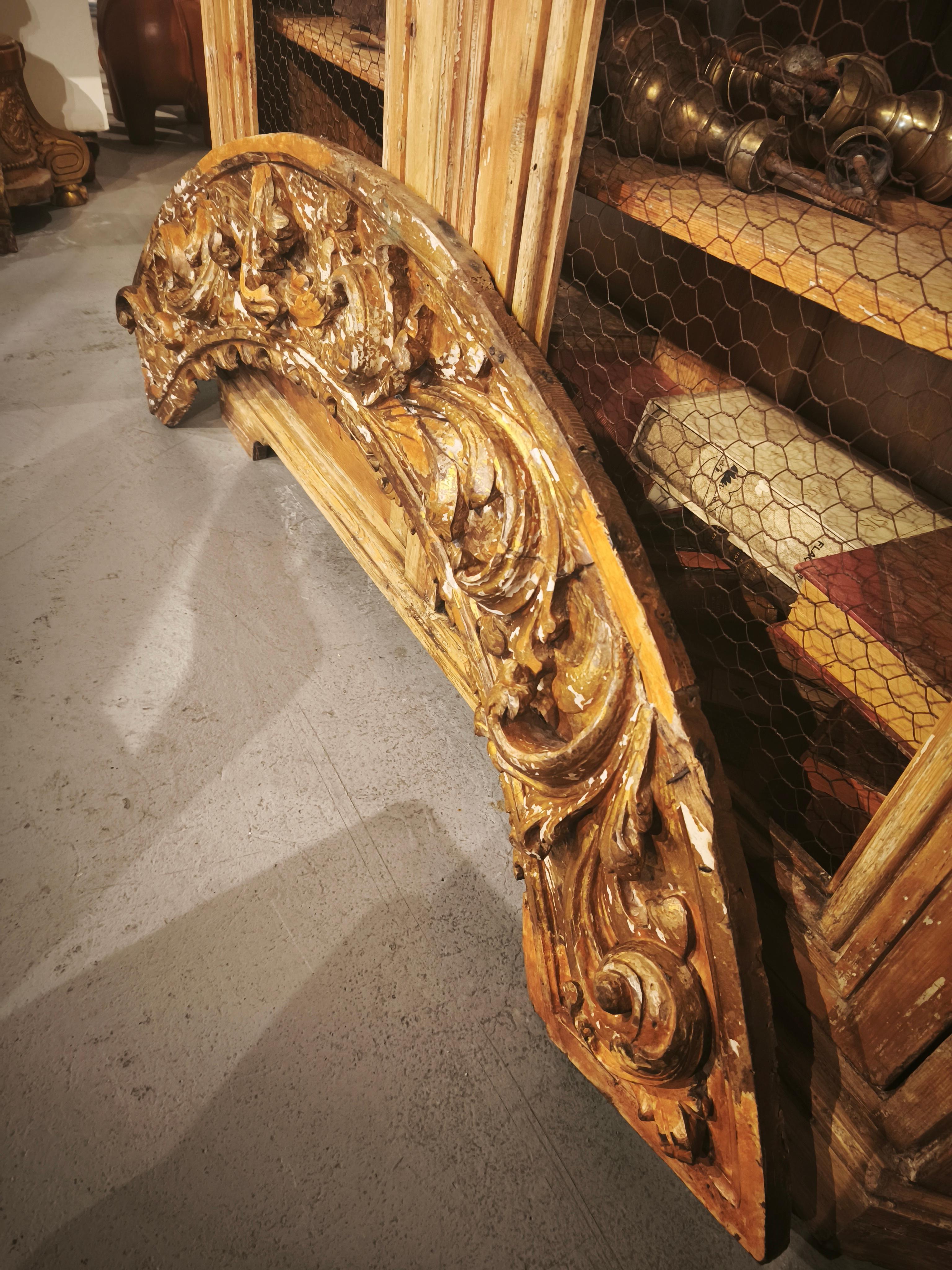 18. Holzrelief geschnitzt in vergoldetem Holz mit Akanthusblatt (Gold) im Angebot