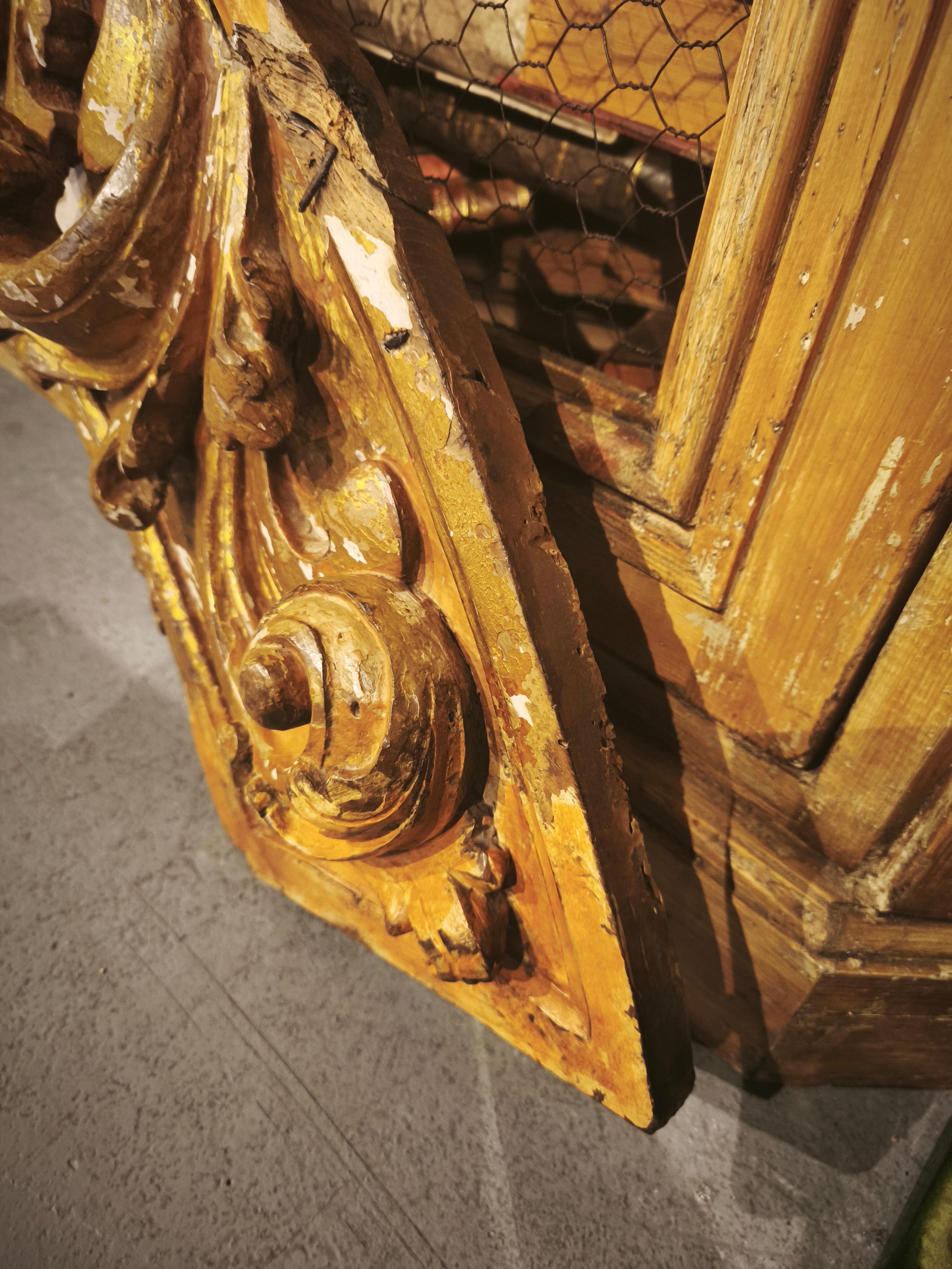 18. Holzrelief geschnitzt in vergoldetem Holz mit Akanthusblatt im Angebot 1