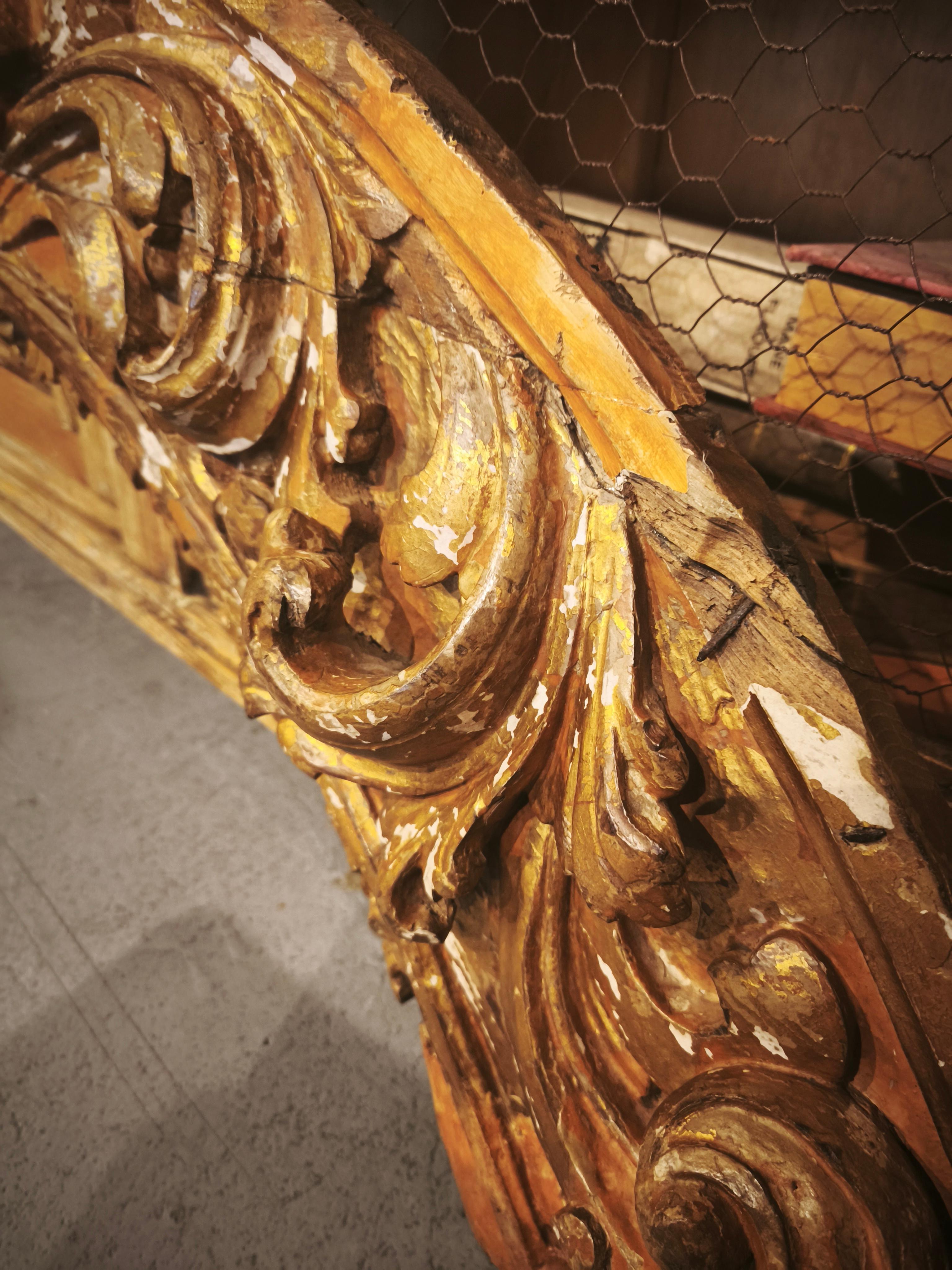 18. Holzrelief geschnitzt in vergoldetem Holz mit Akanthusblatt im Angebot 2