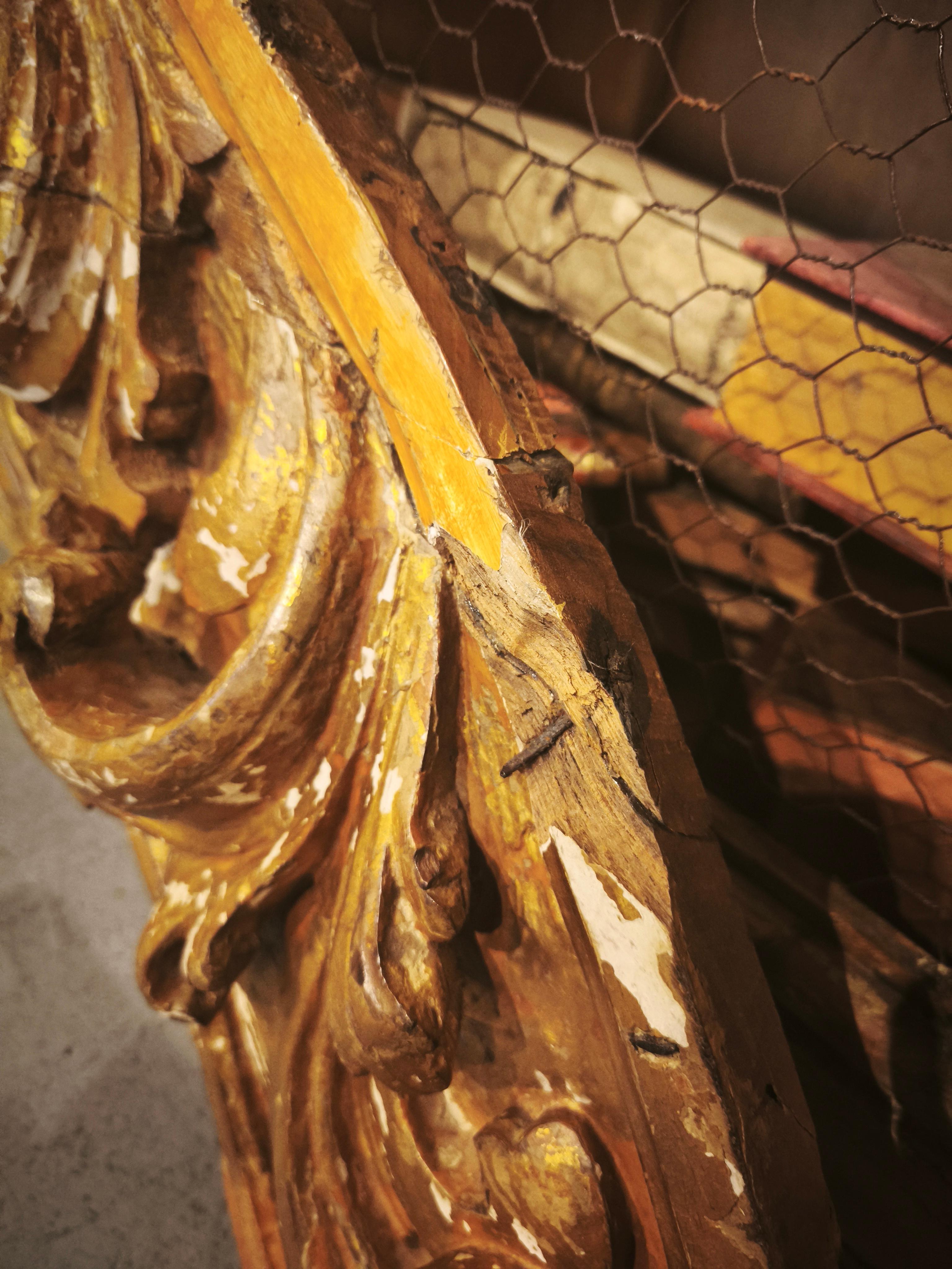 18. Holzrelief geschnitzt in vergoldetem Holz mit Akanthusblatt im Angebot 3