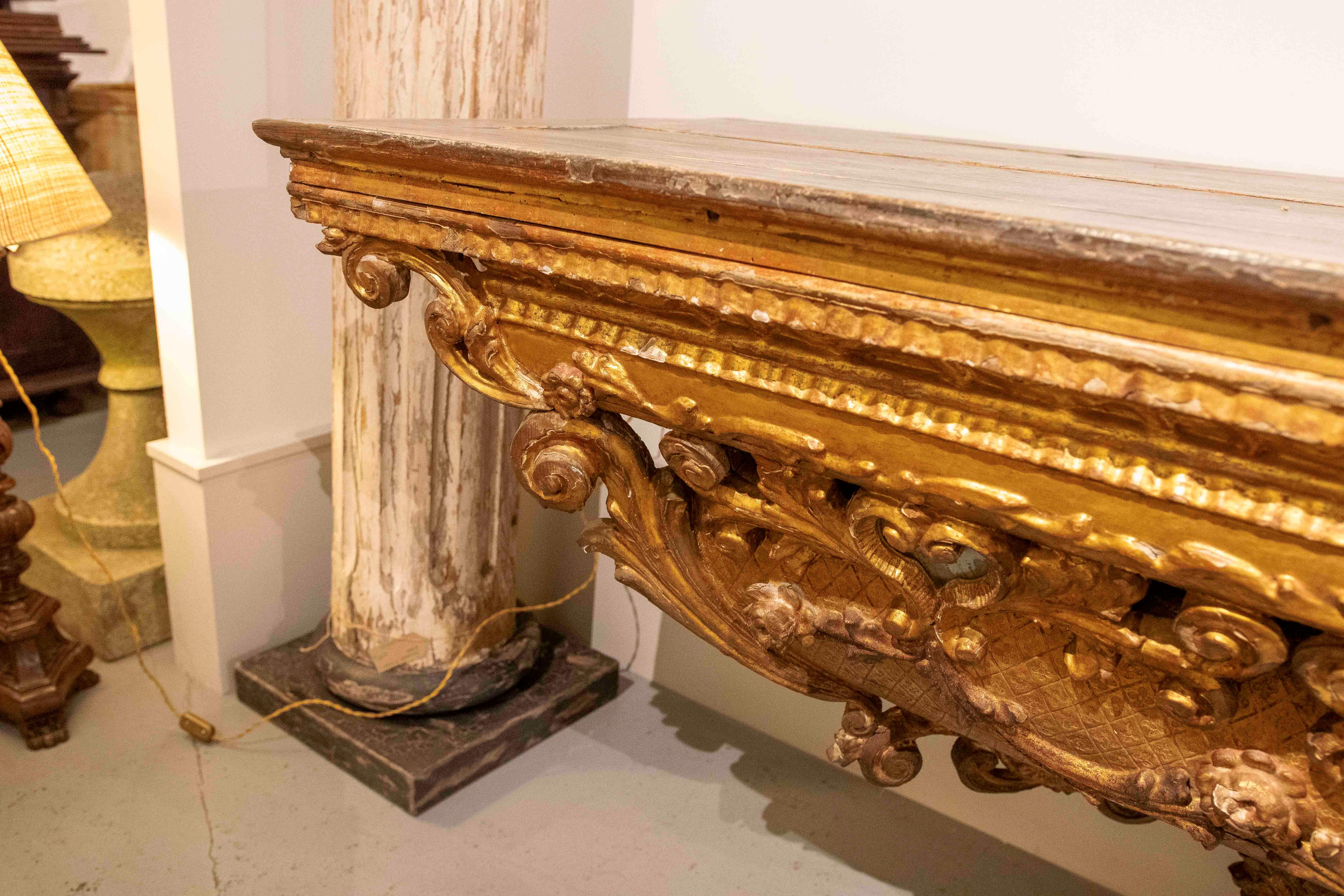Console murale en bois du XVIIIe d'un autel ancien, polychrome et doré en vente 4